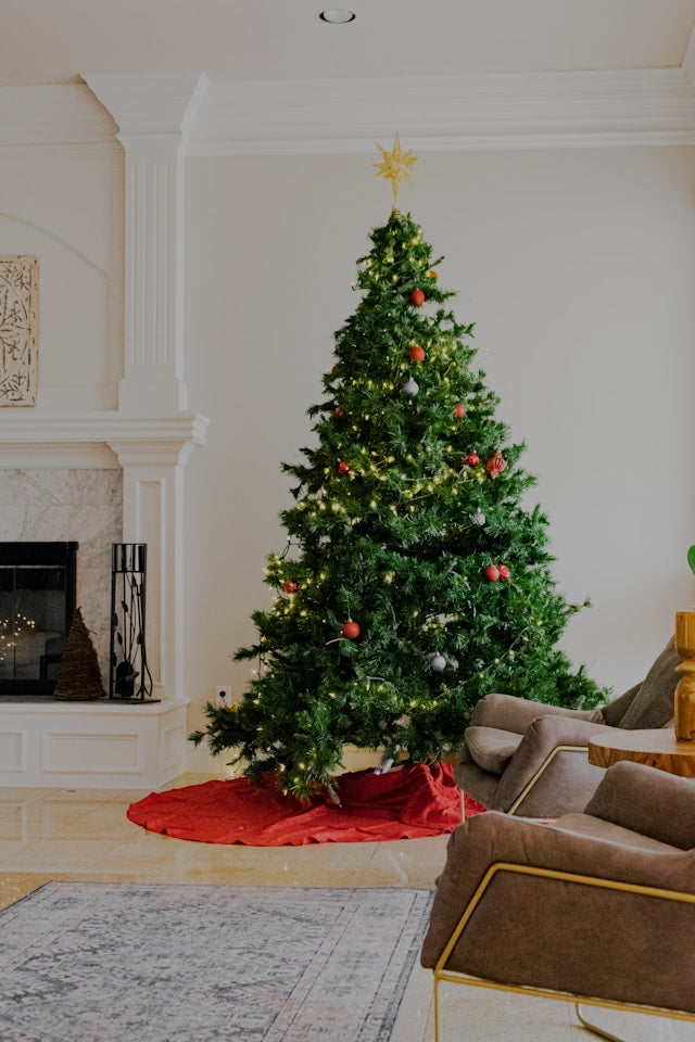 11 Chic Christmas Tree Ideas: From Oversized Bows to Ornament-Free Glow