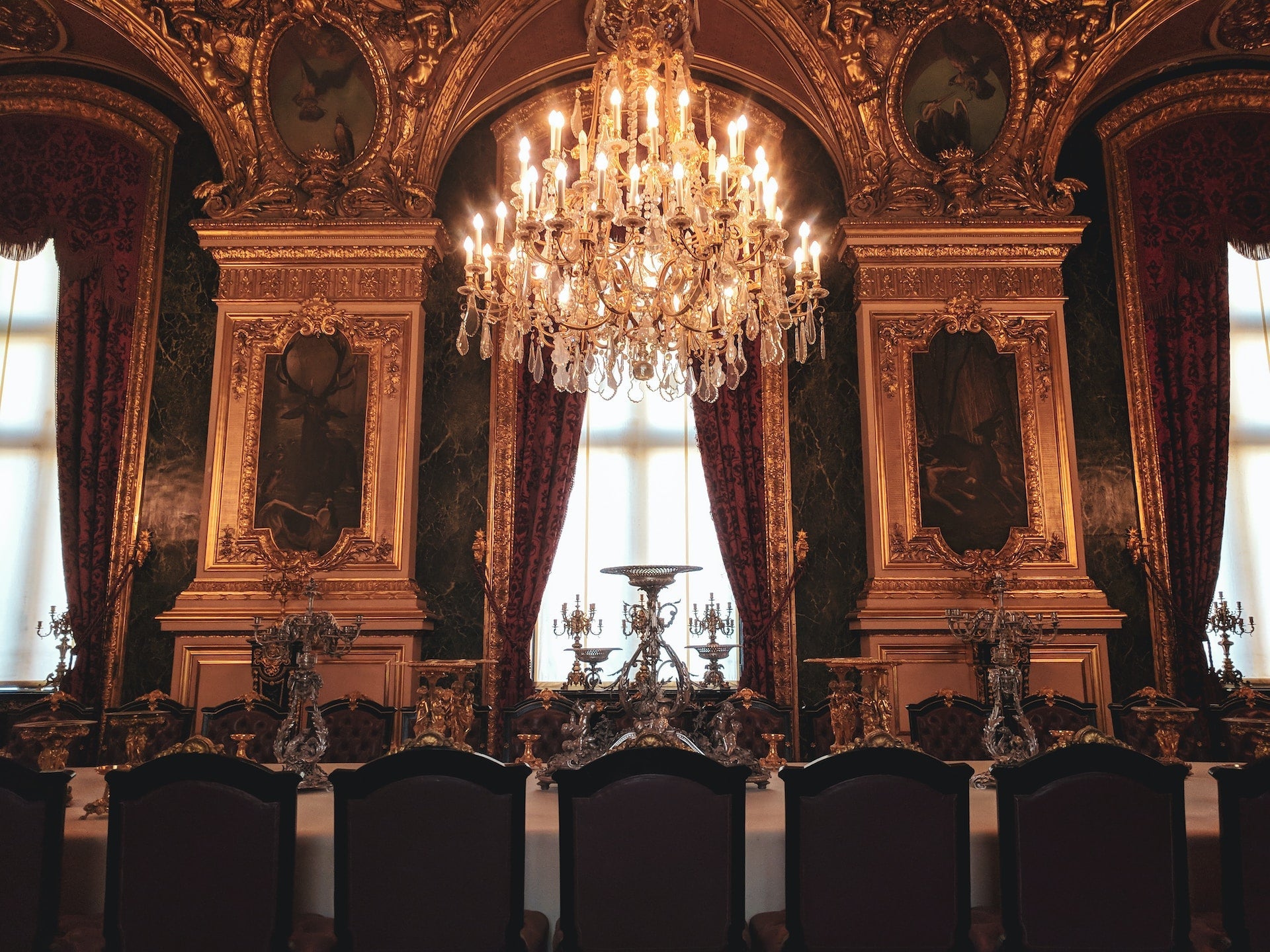 Living Like a Royalty: SkandiShop's Guide to Replicating the Luxurious Interiors of HBO's Hit Show 