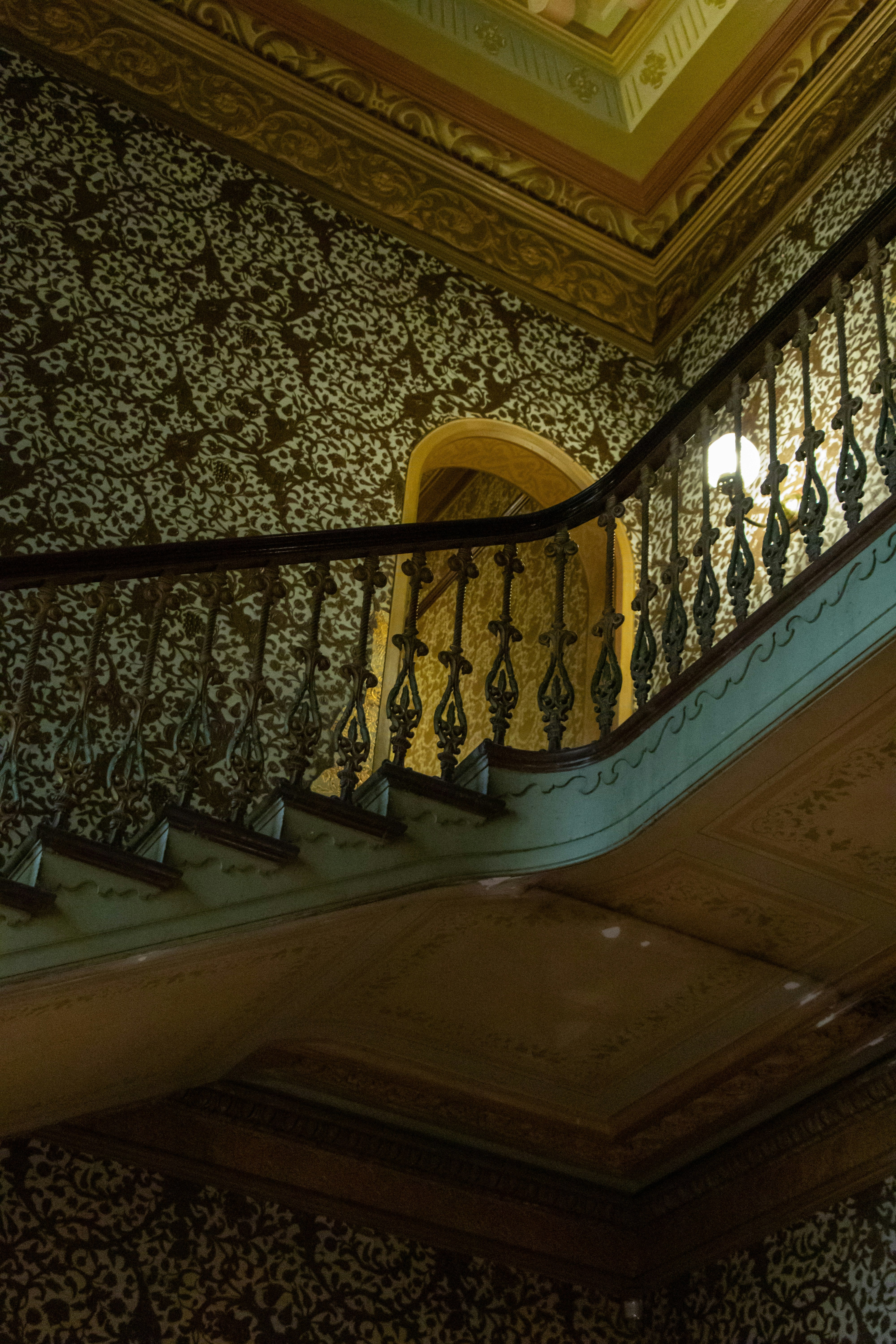 WHEN TO CALL IN THE EXPERTS: THE ART OF KNOWING YOU NEED AN INTERIOR DESIGNER