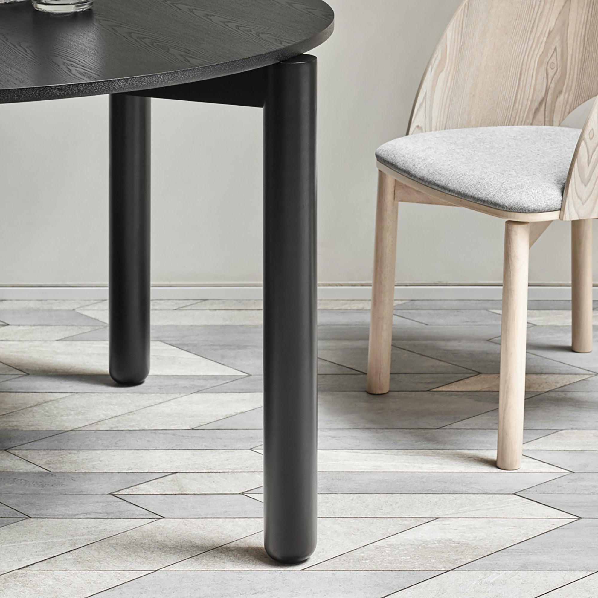 Pyöreä pöytä. Atlas 120cm Musta