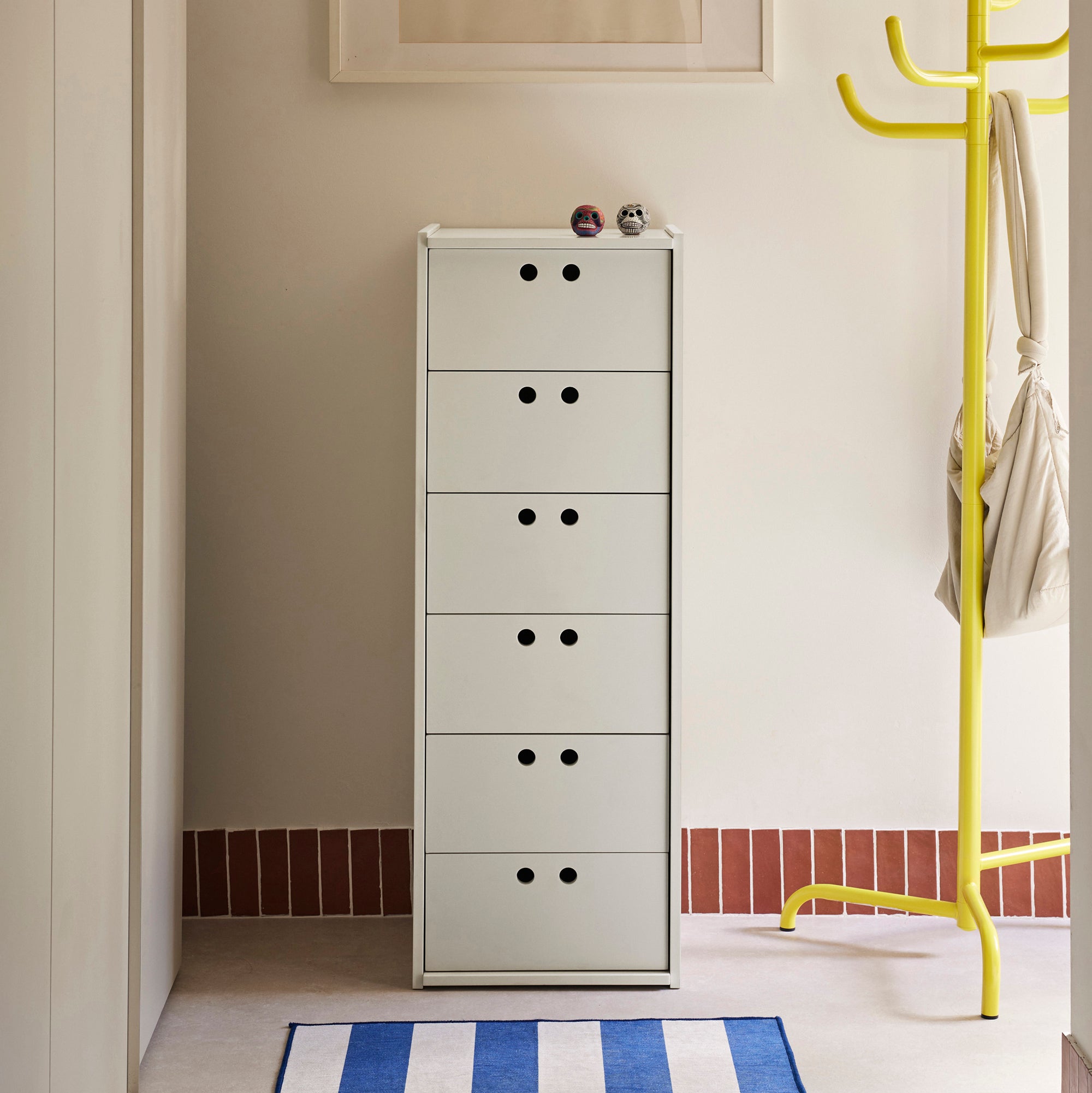 Korkea laatikosto Wally – kerma | 40×40×118 cm