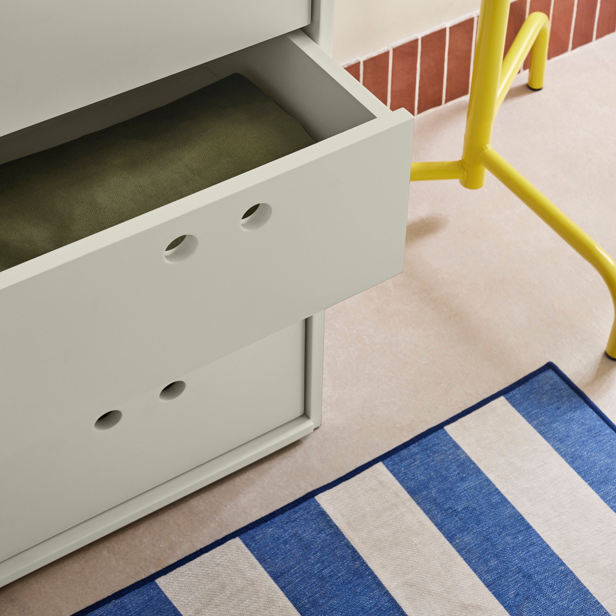 Korkea laatikosto Wally – kerma | 40×40×118 cm