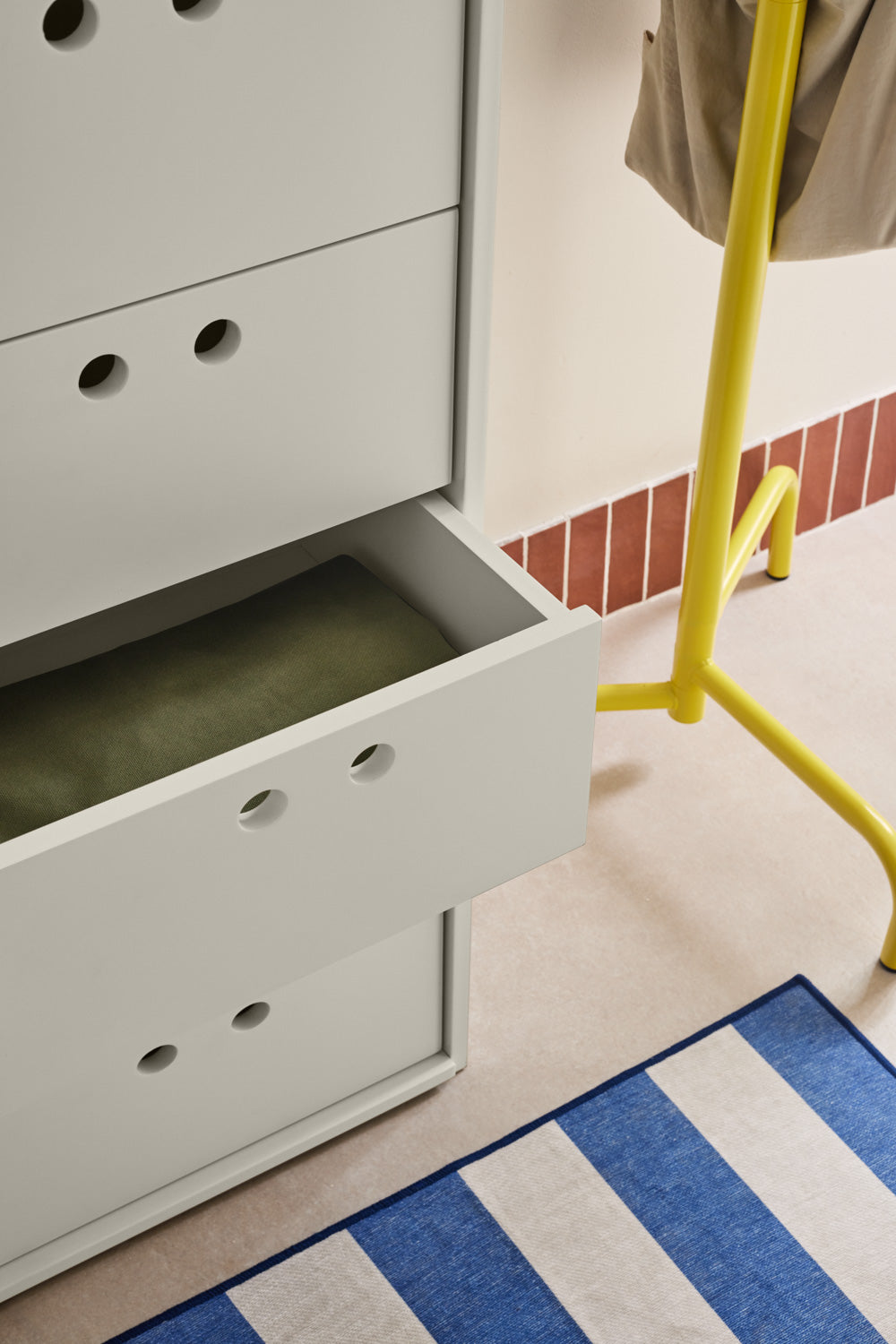 Korkea laatikosto Wally – kerma | 40×40×118 cm