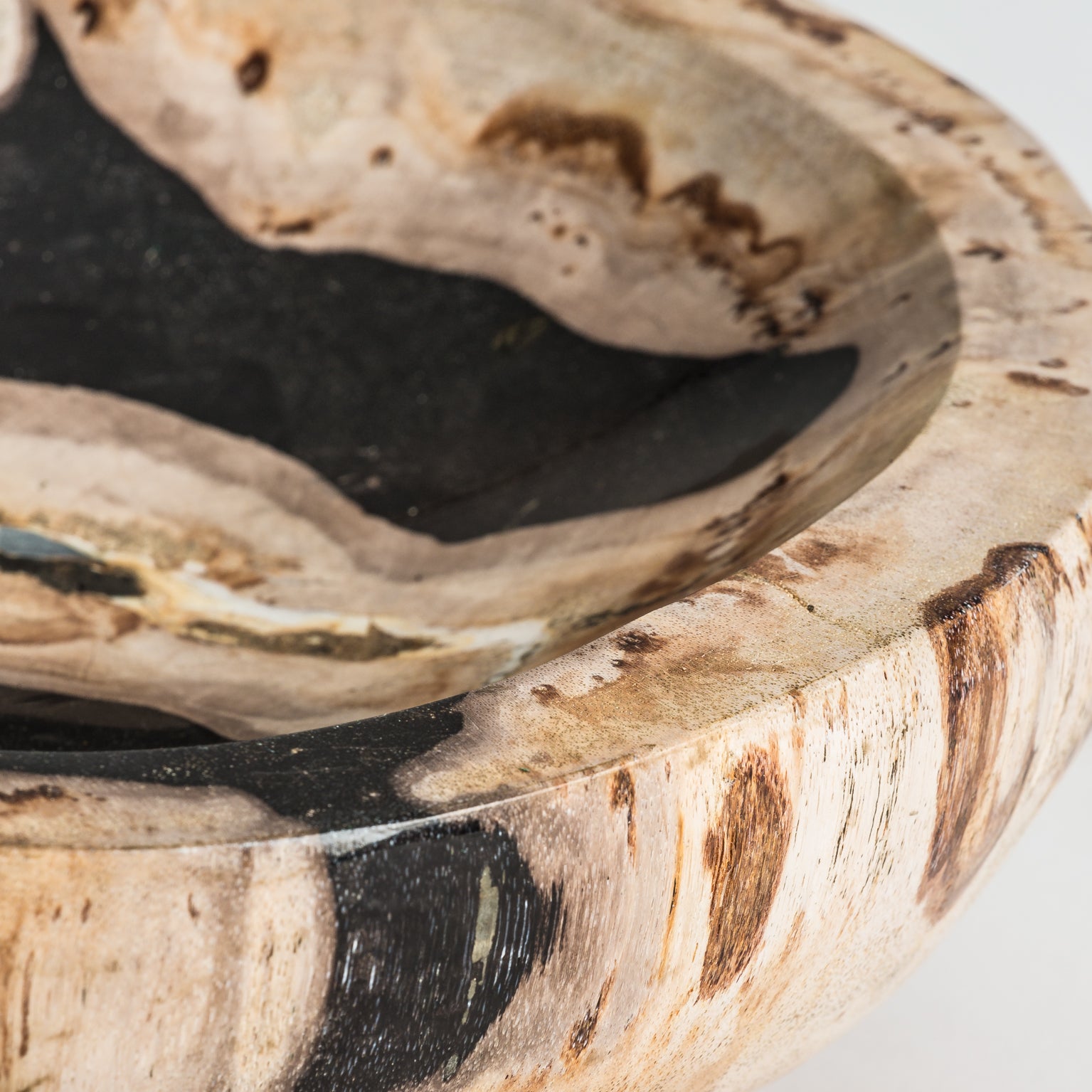 Kivettynyt puukulho - monivärinen etninen koriste