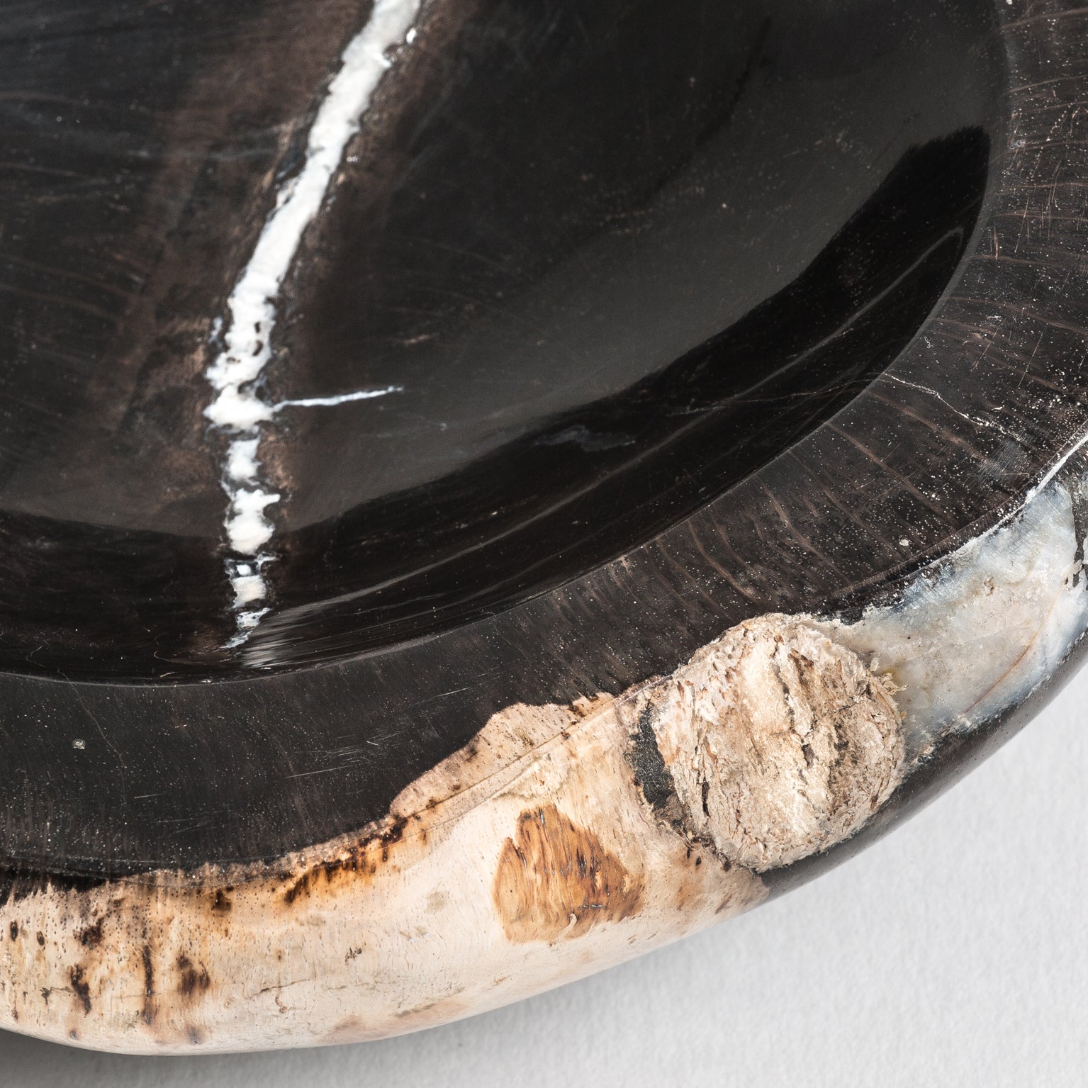 Kivettynyt puukulho - monivärinen etninen koriste