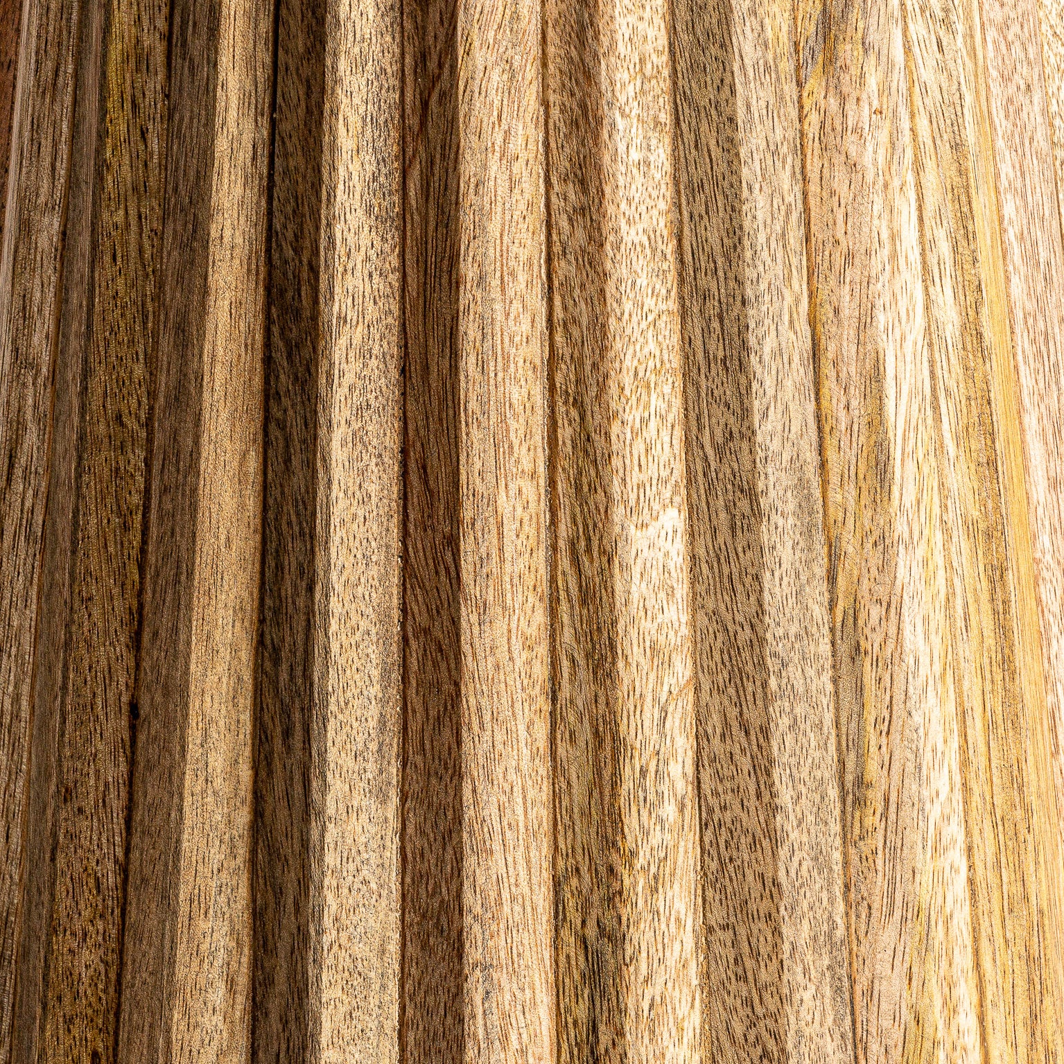 PLISSÉ-PUINEN SIVUPÖYTÄ