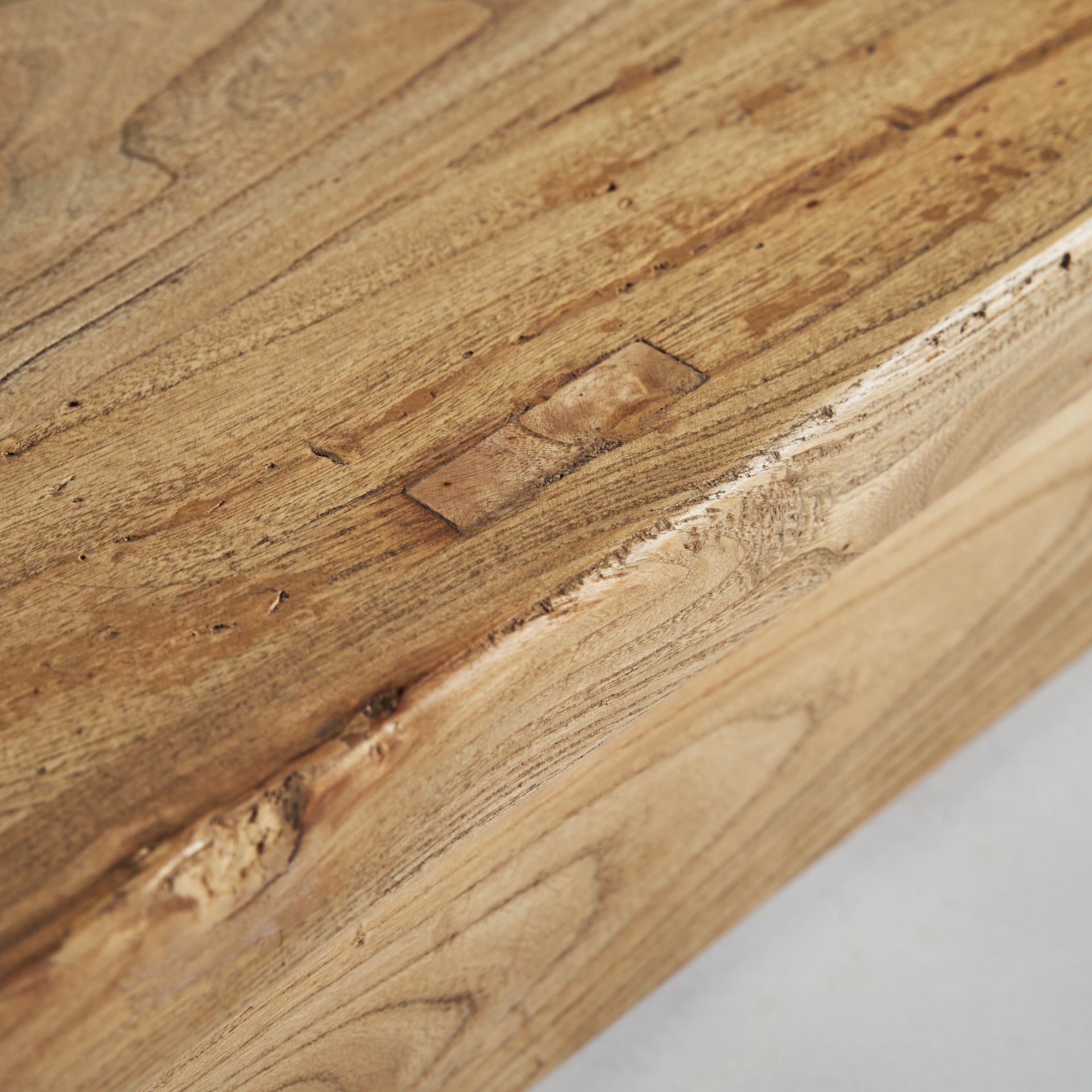 BERCA-JATKETTAVA PÖYTÄ