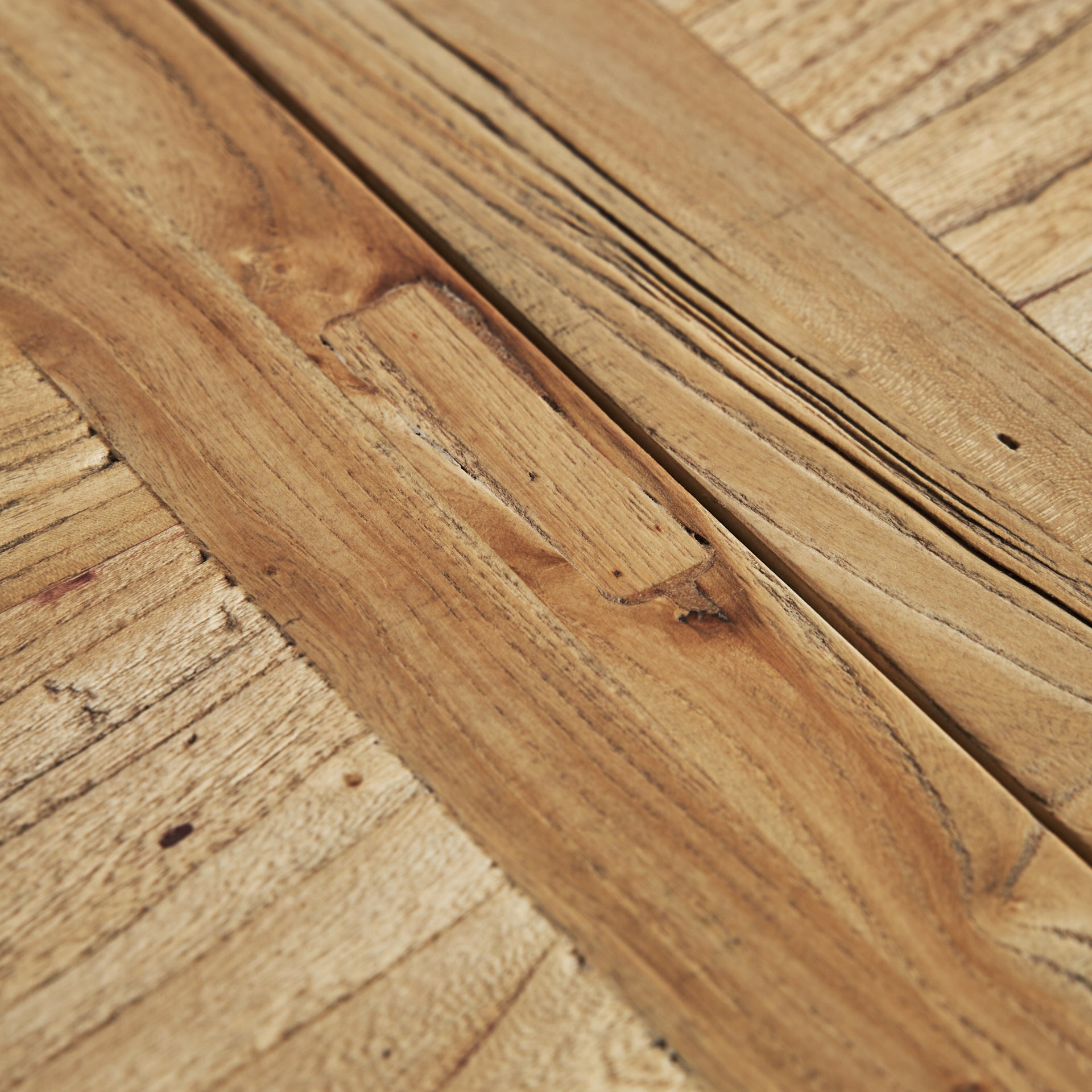 BERCA-JATKETTAVA PÖYTÄ