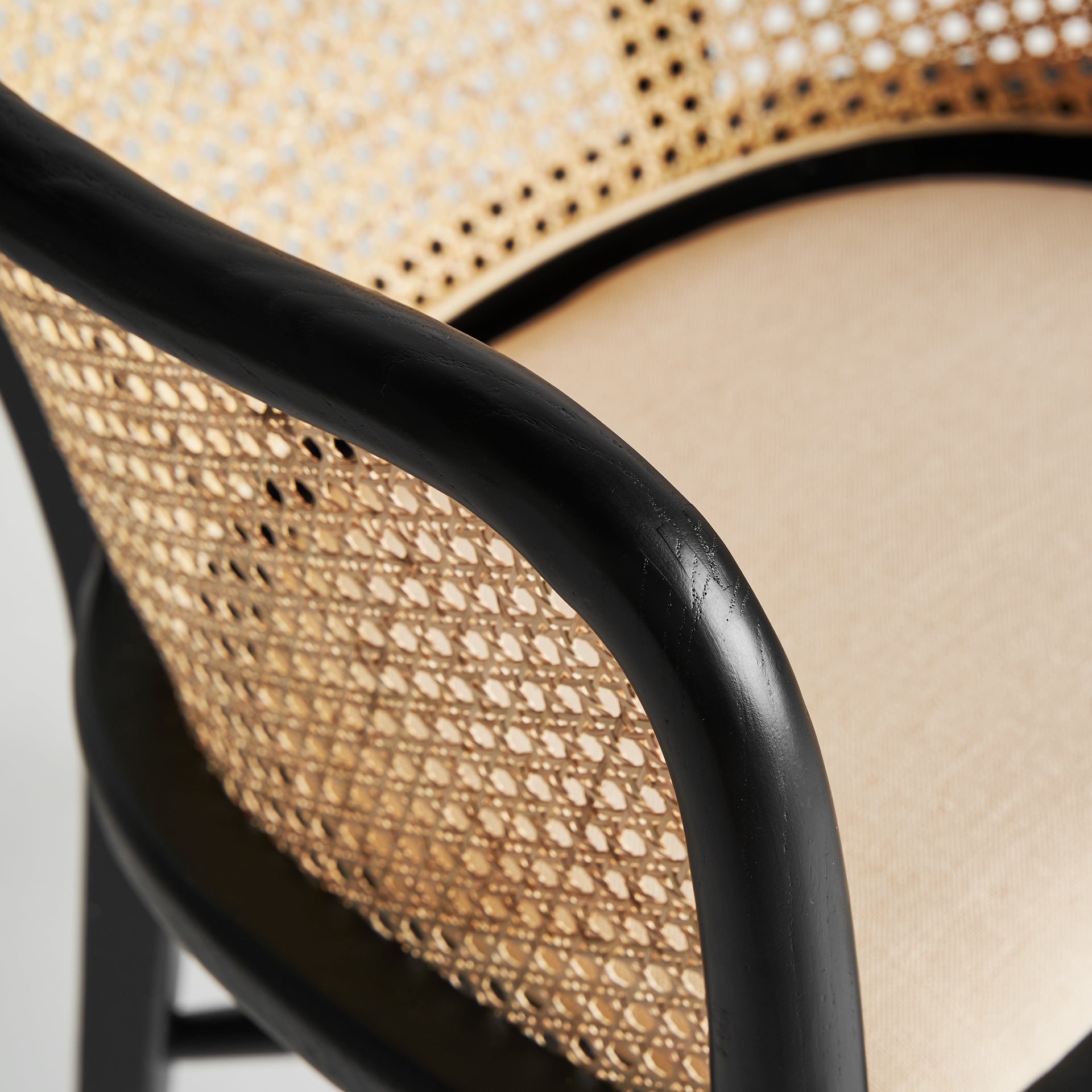 Nuchis Contemporary Birch -nojatuoli – Musta &amp; Pellava