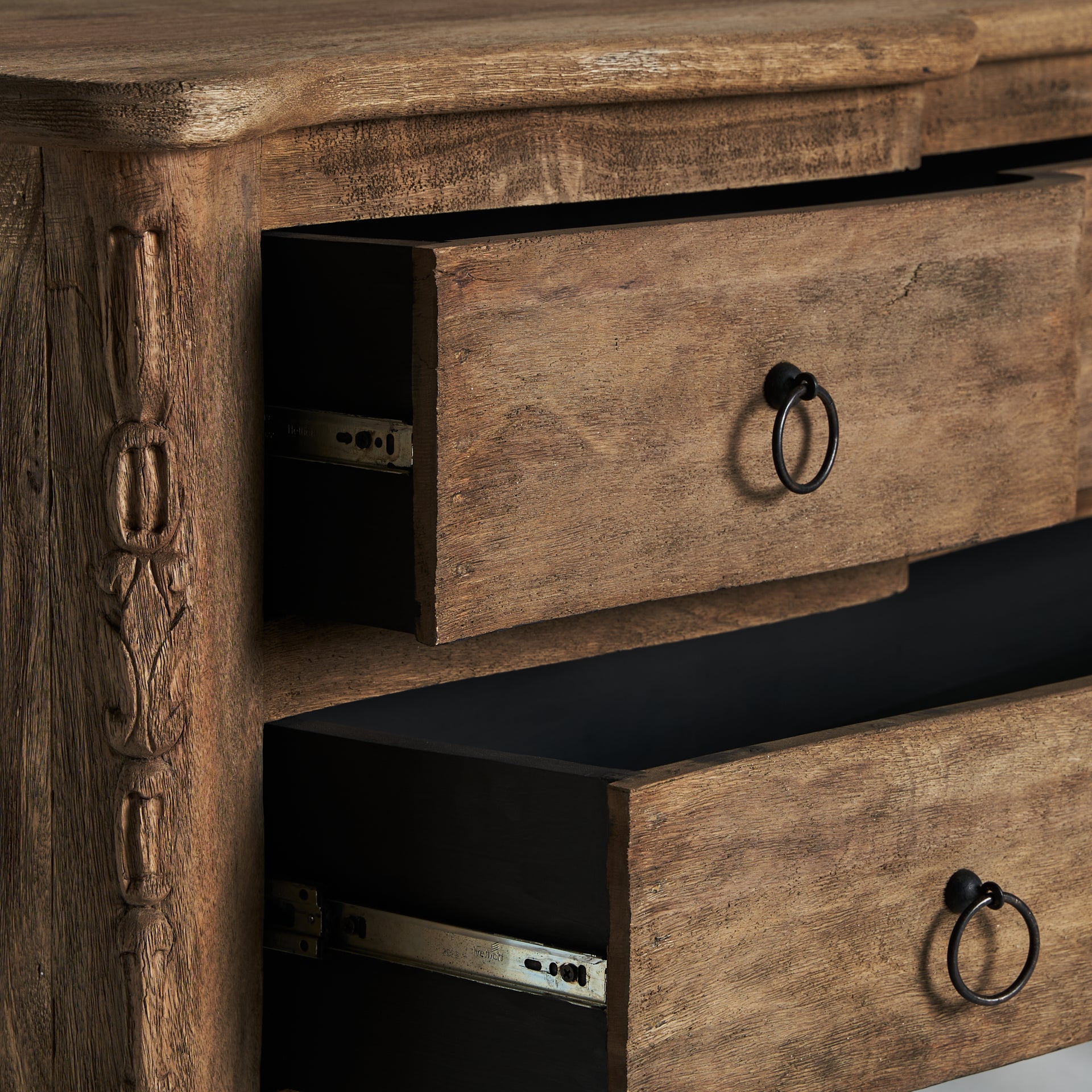 MUNGUIA CHEST OF DRAWERS