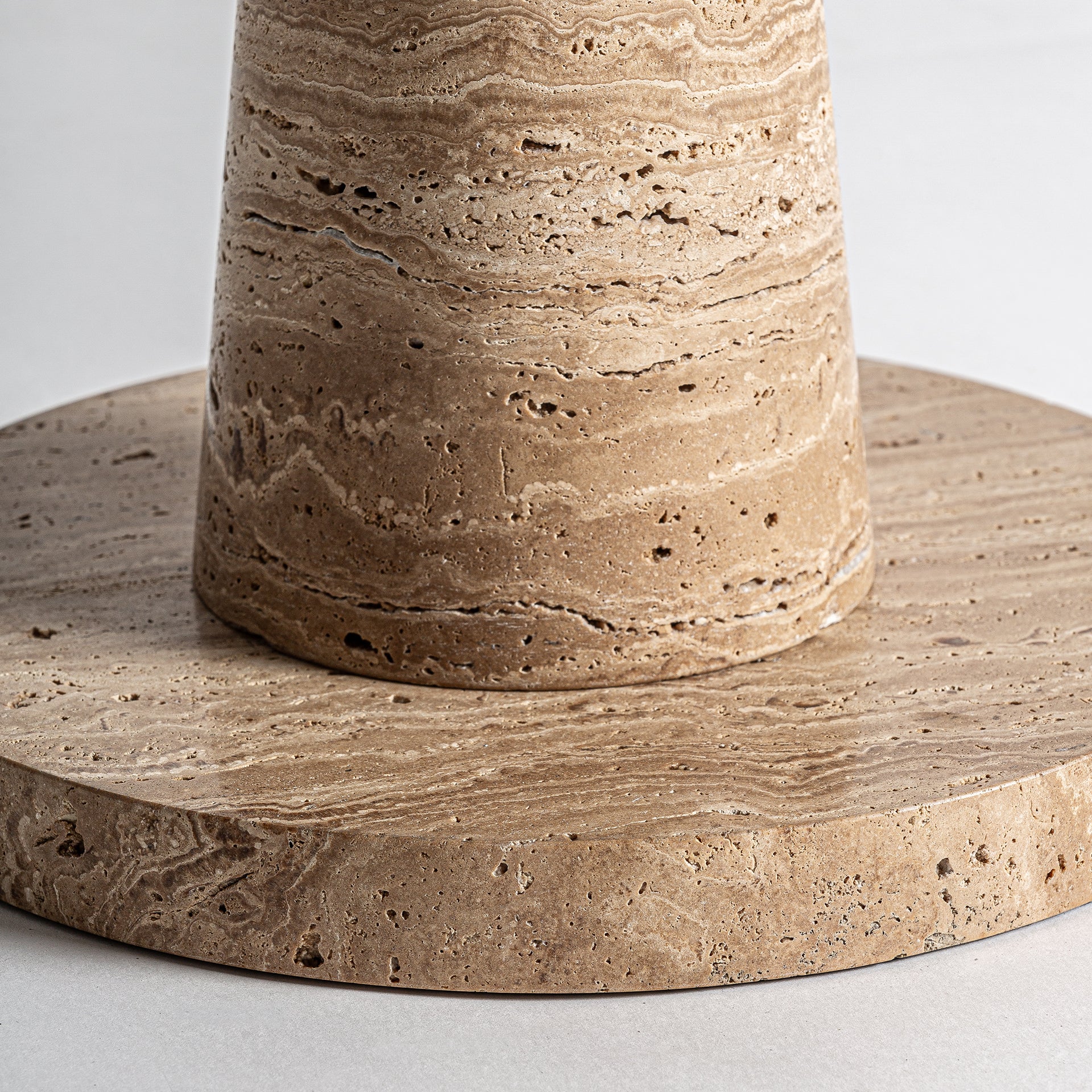 RUOSTEEN MUKAINEN SIVUPÖYTÄ