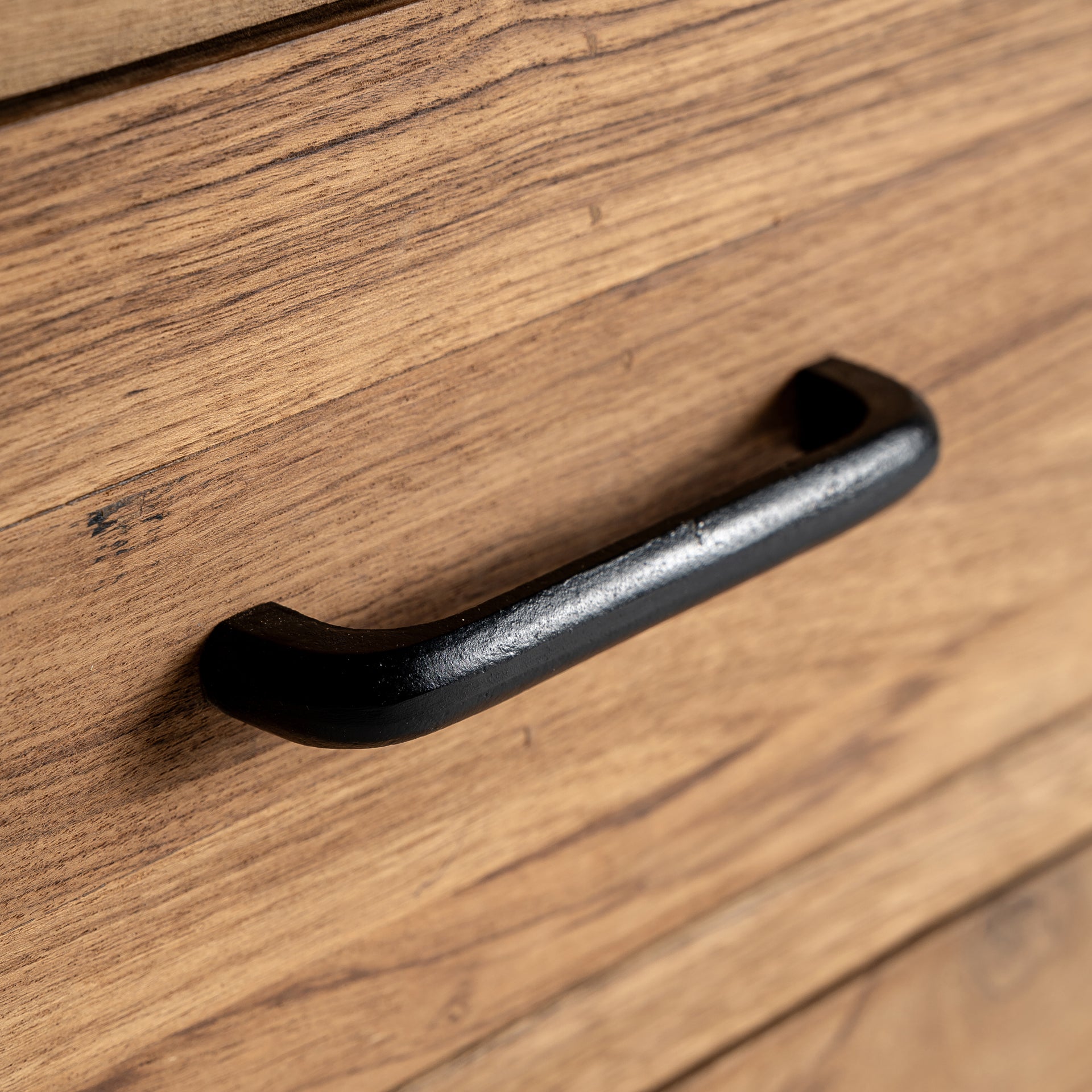 Cotard-yöpöytä kierrätetystä puusta