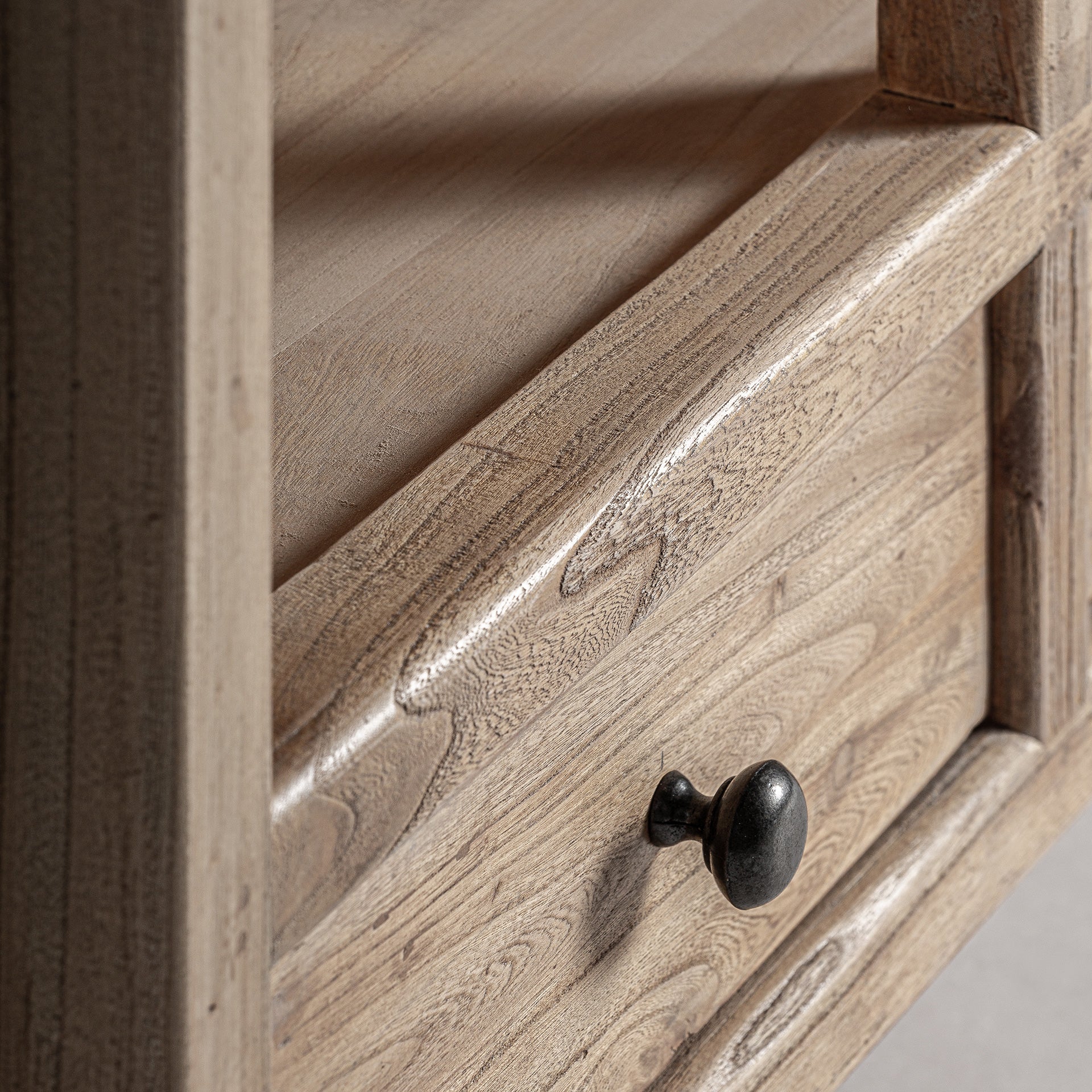 Brecey Modular Library - Kierrätetystä jalavasta valmistettu kirjahylly