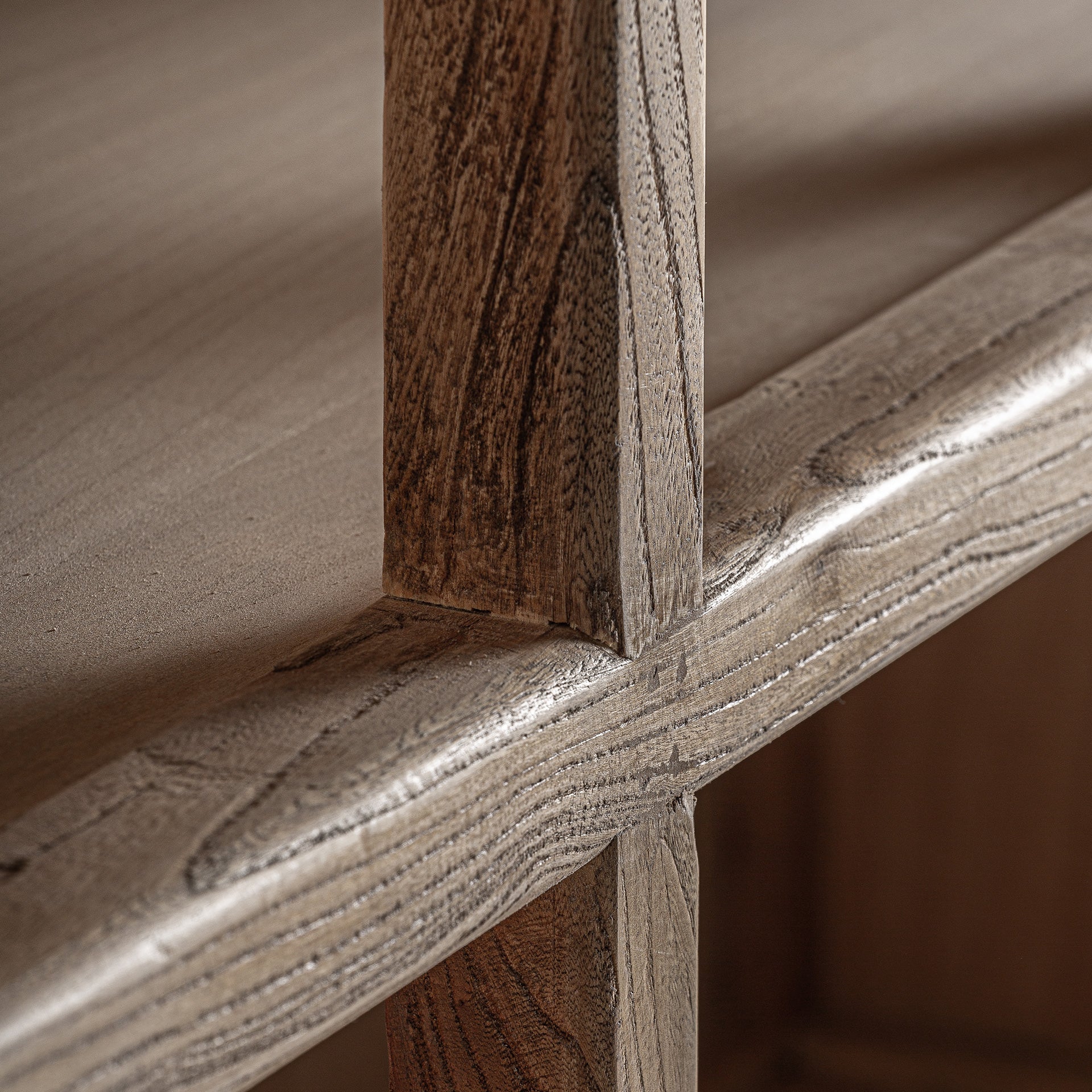 Brecey Modular Library - Kierrätetystä jalavasta valmistettu kirjahylly