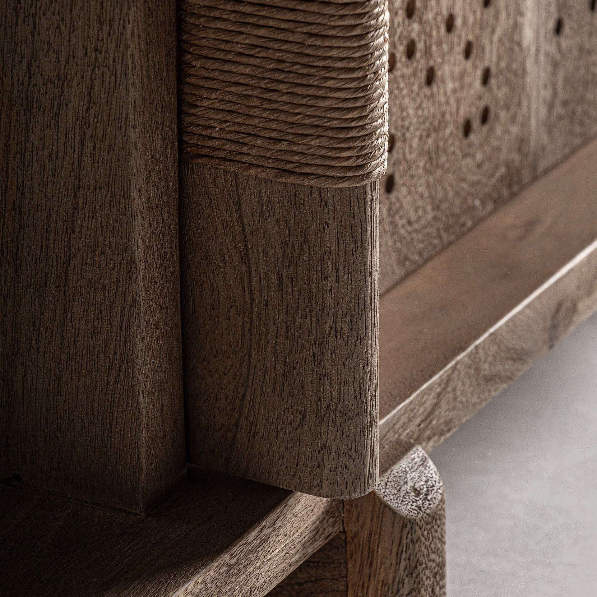 Jacquard-mangopuusta valmistettu TV-taso - moderni vaaleanruskea mediakonsoli