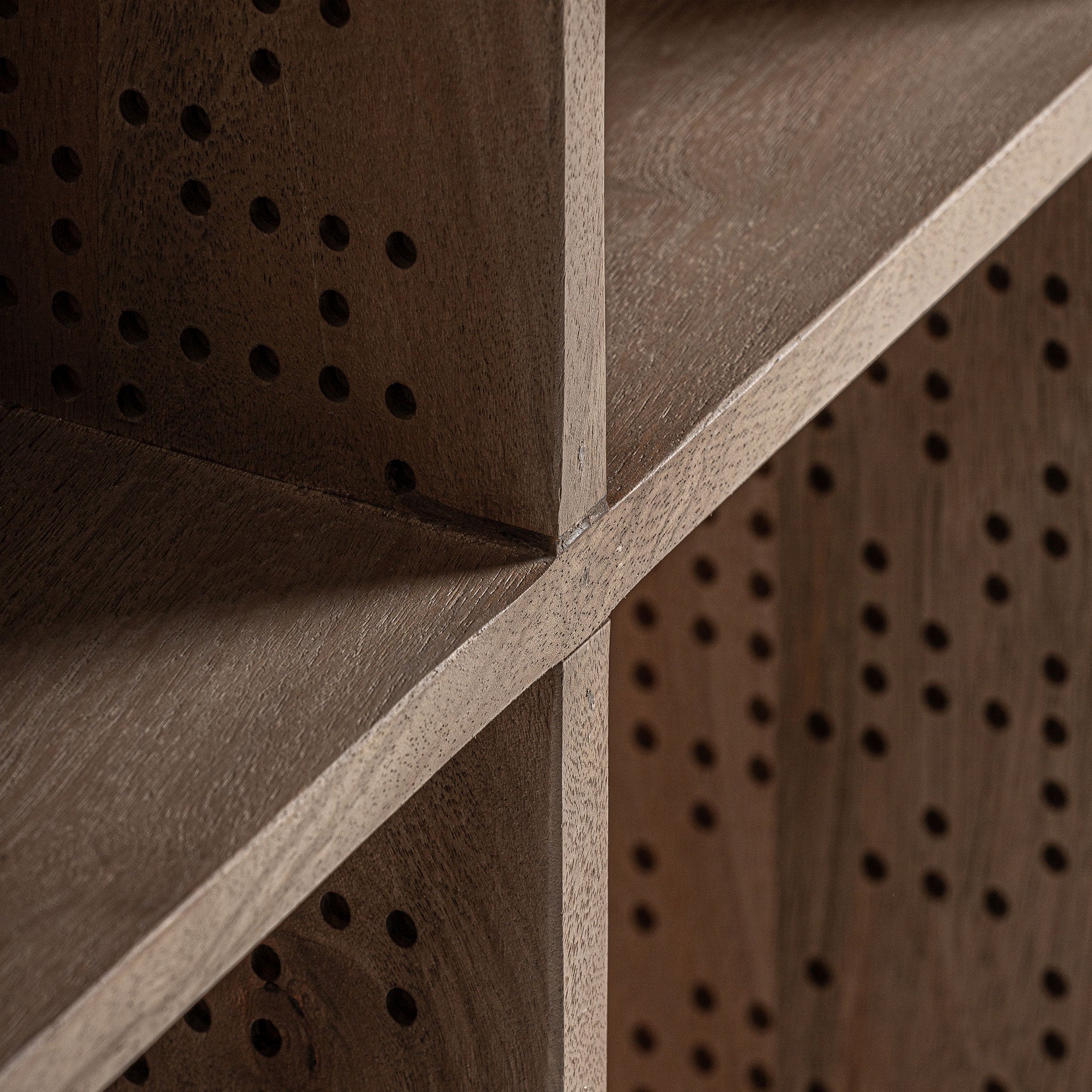 Jacquard-mangopuusta valmistettu kirjahylly - moderni vaaleanruskea säilytysratkaisu