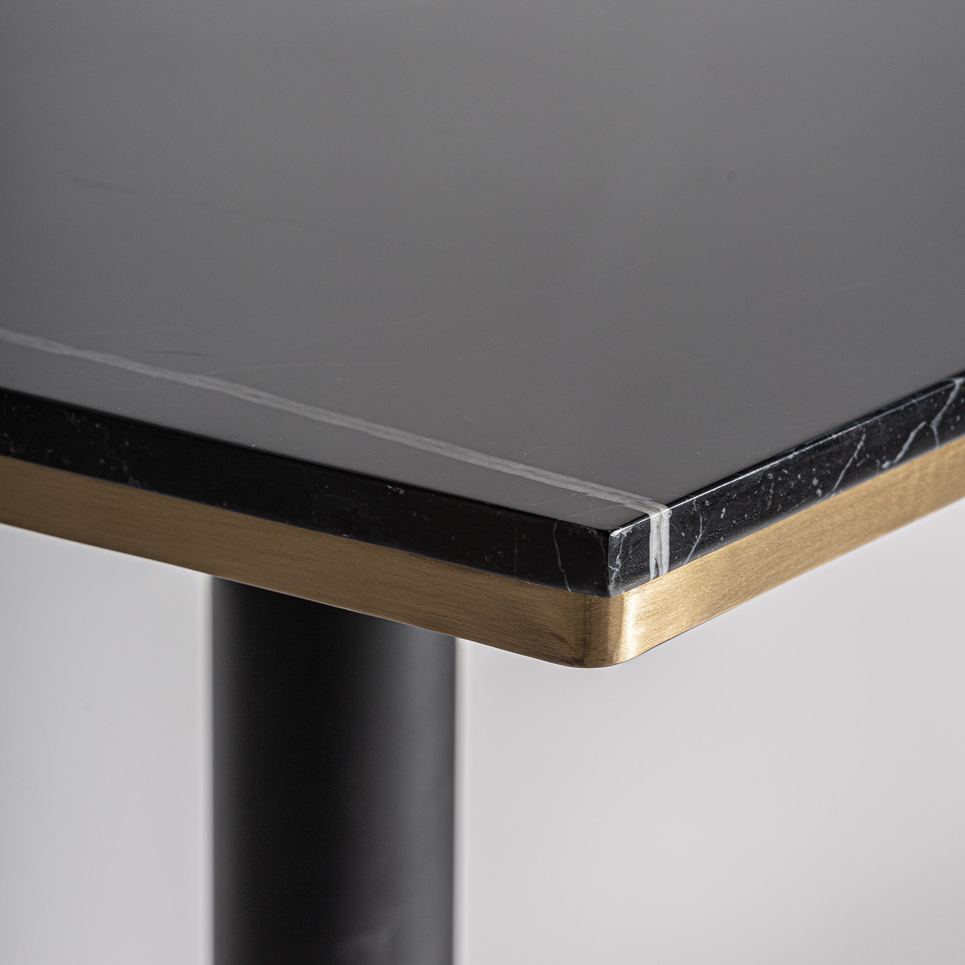 Barbord Mhere marmorinen baaripöytä