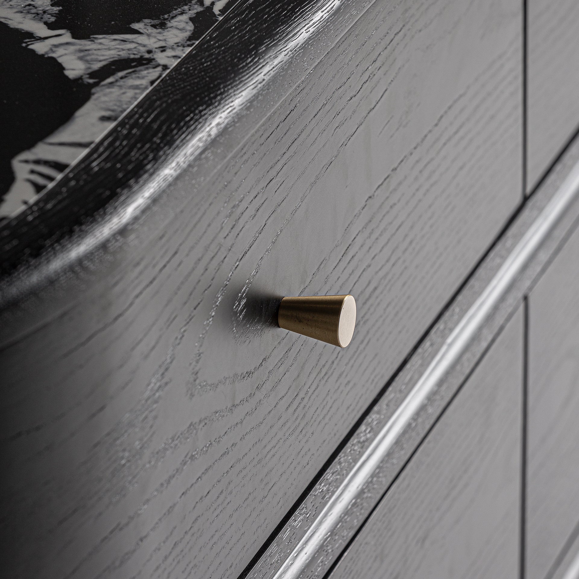 Bilzen-lipasto - musta MDF-levy, jossa keraamisia yksityiskohtia