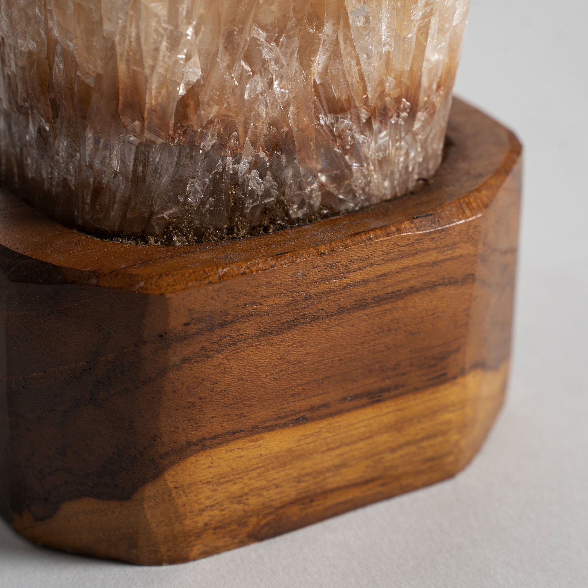 Pohjoismainen kristalli- ja tiikkikoristefiguuri