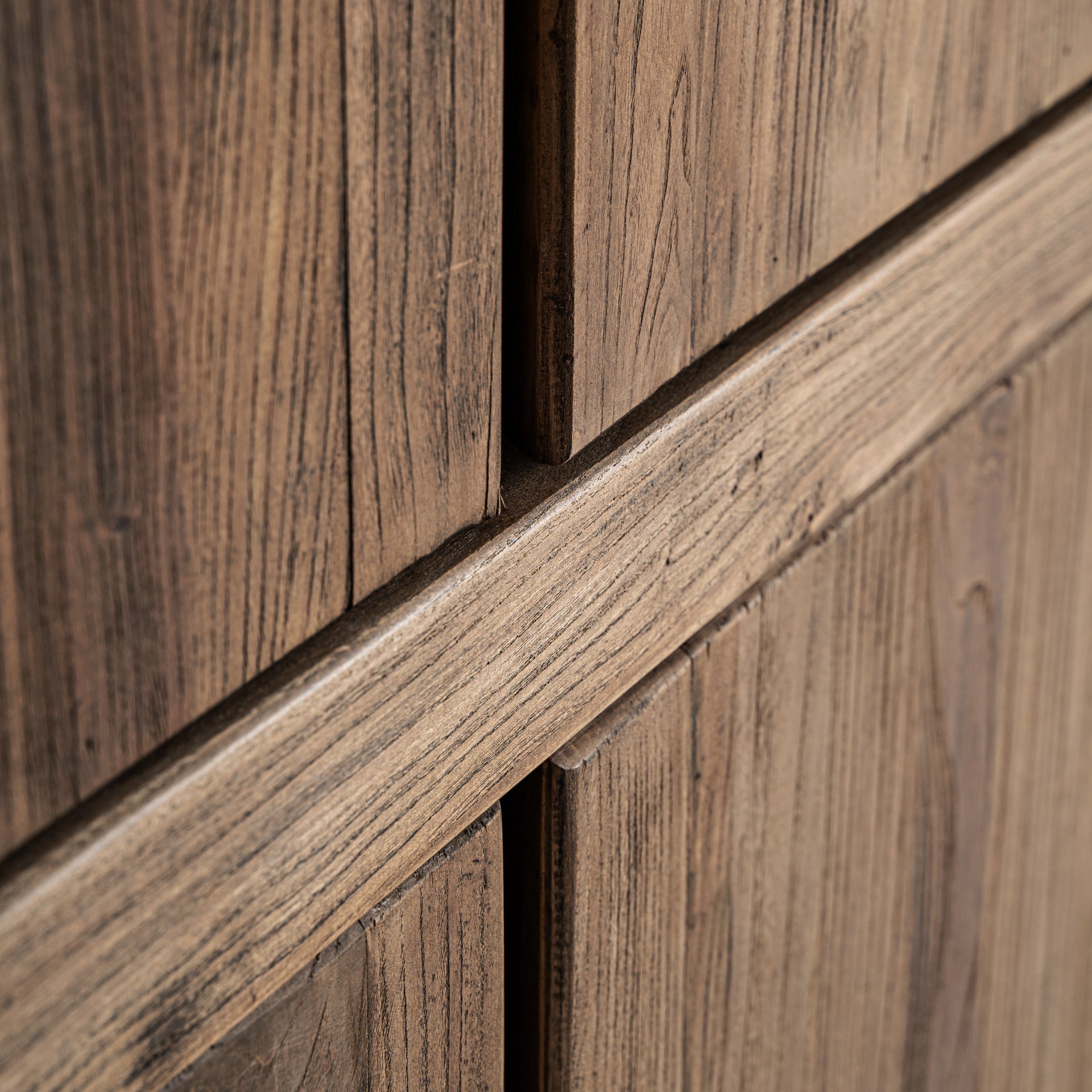 Norvik Nykyaikainen Jalavapuusta Vaatekaappi - Ruskea