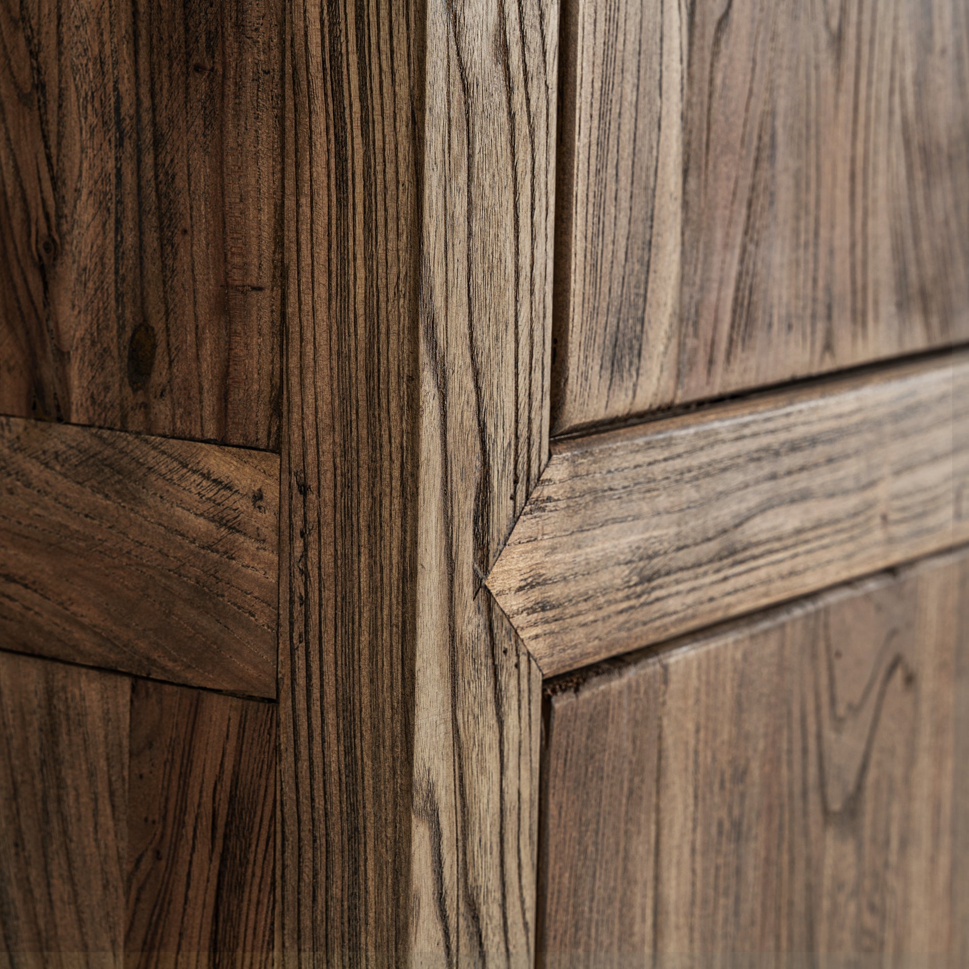 Norvik Nykyaikainen Jalavapuusta Vaatekaappi - Ruskea