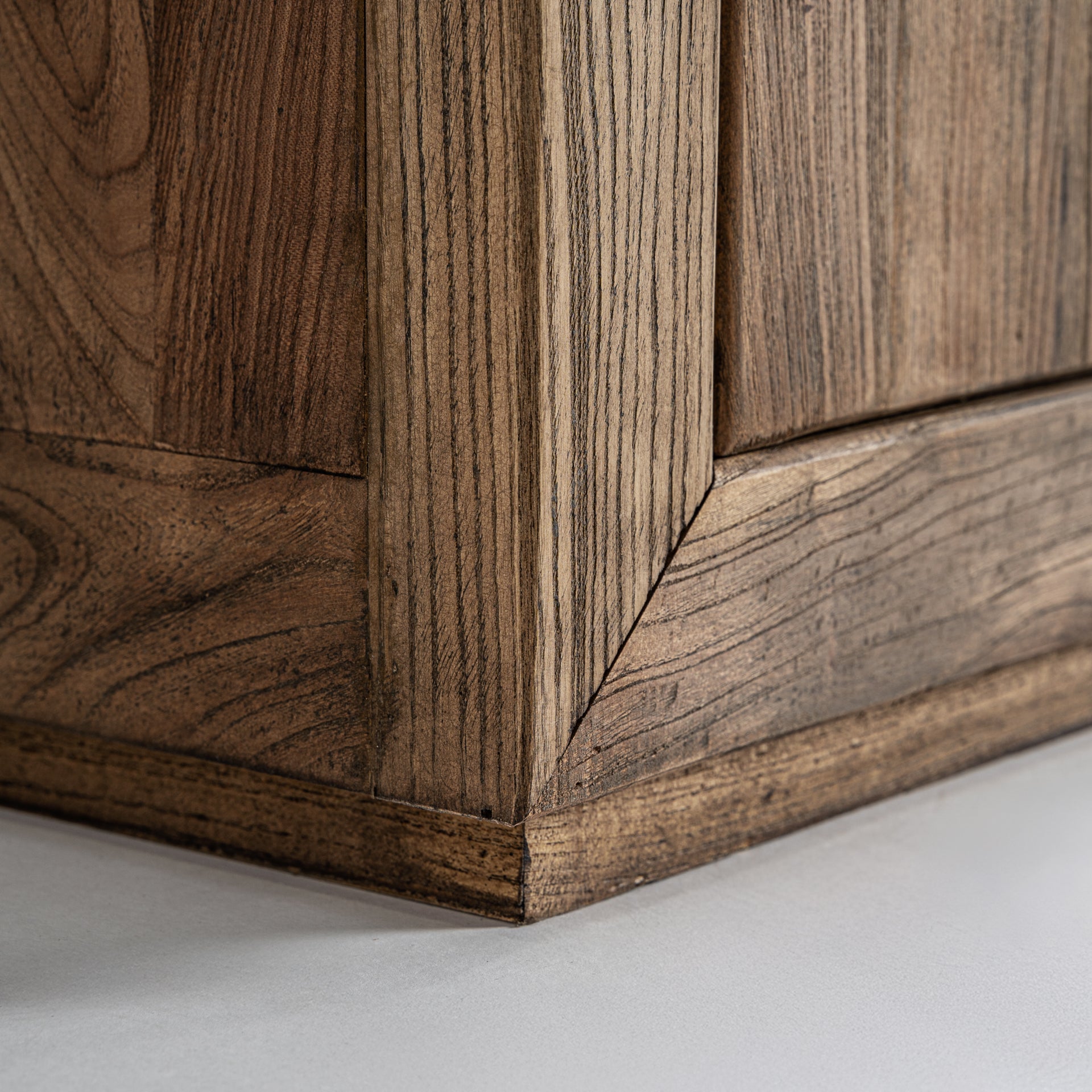 Norvik Nykyaikainen Jalavapuusta Vaatekaappi - Ruskea