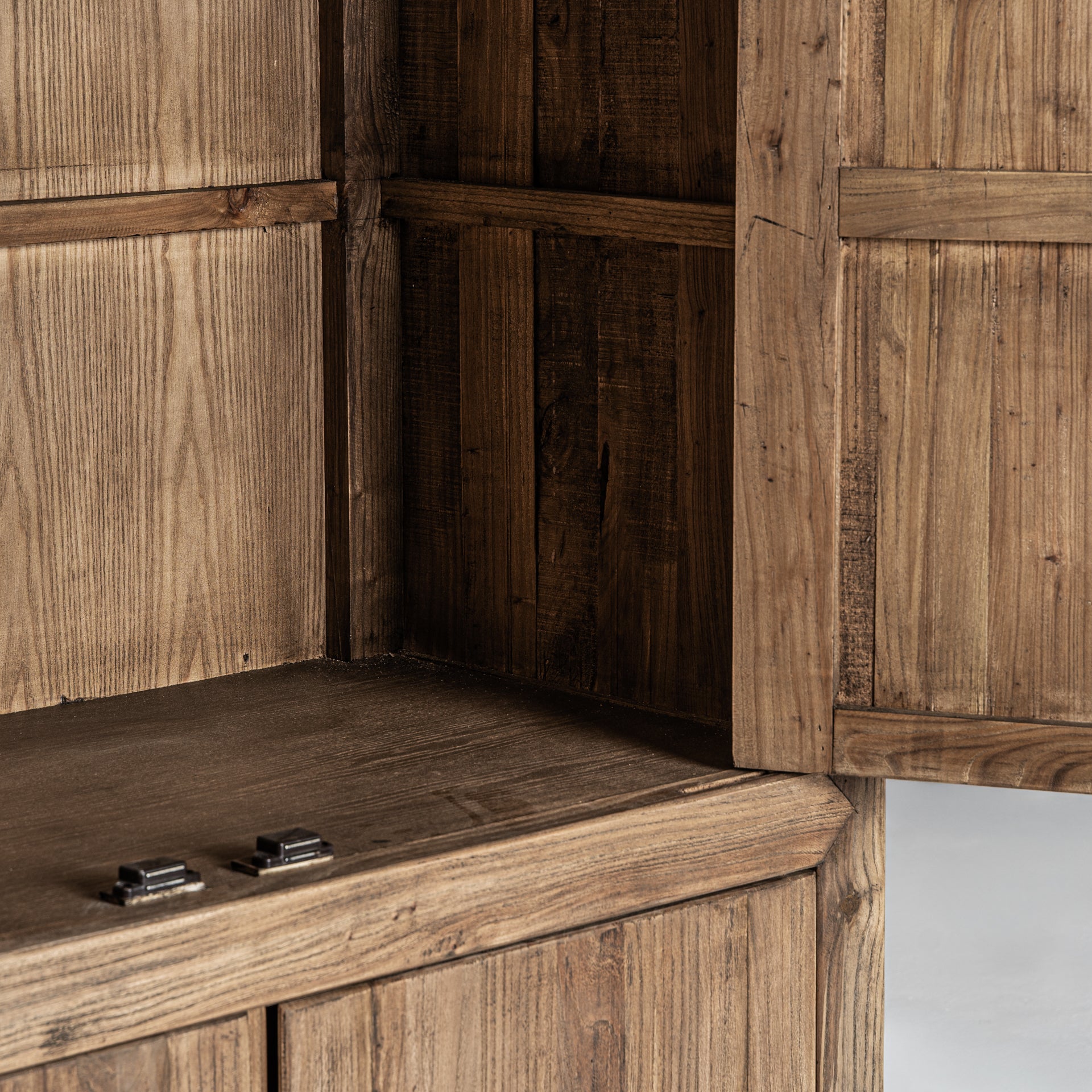 Norvik Nykyaikainen Jalavapuusta Vaatekaappi - Ruskea