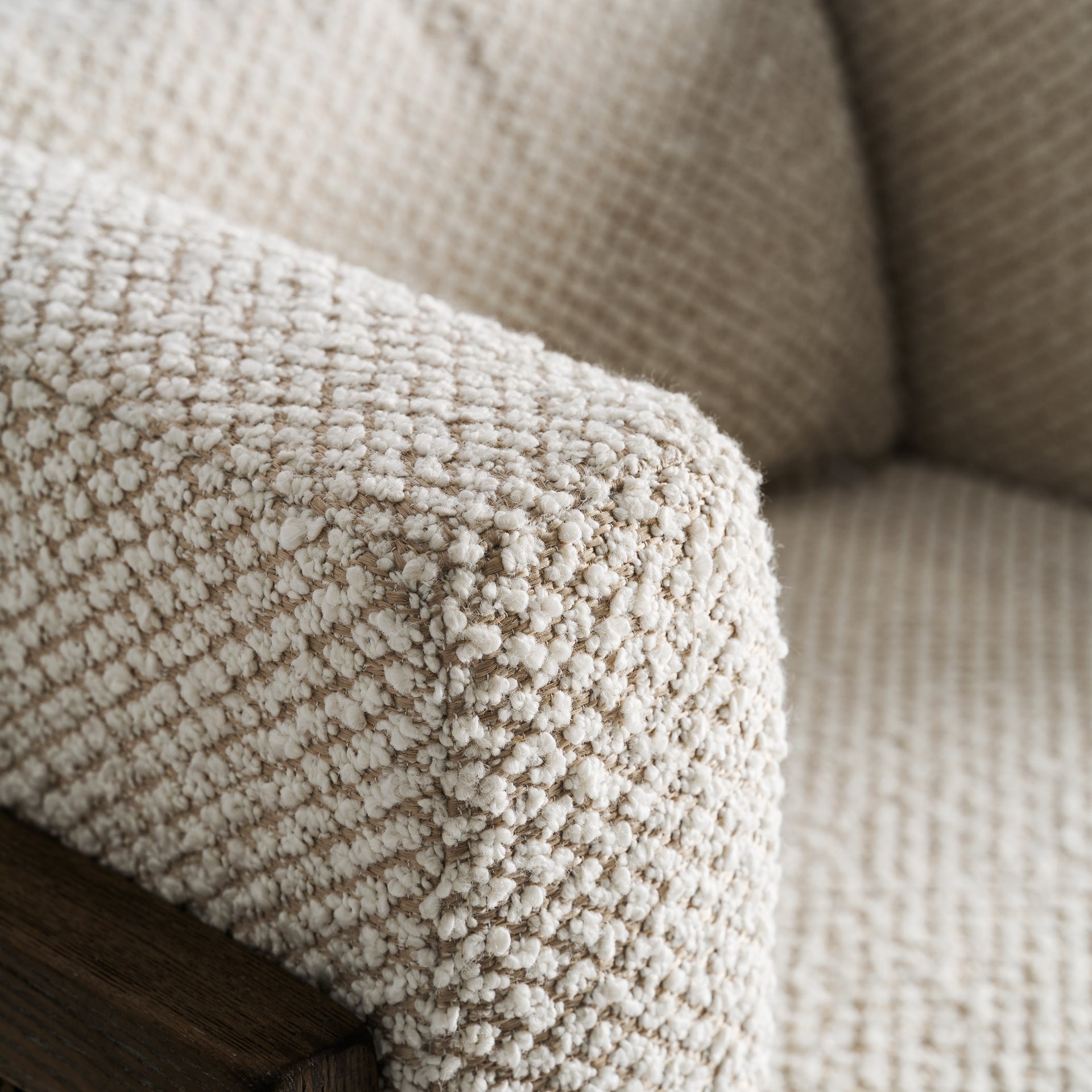 LEIWEN ARMCHAIR