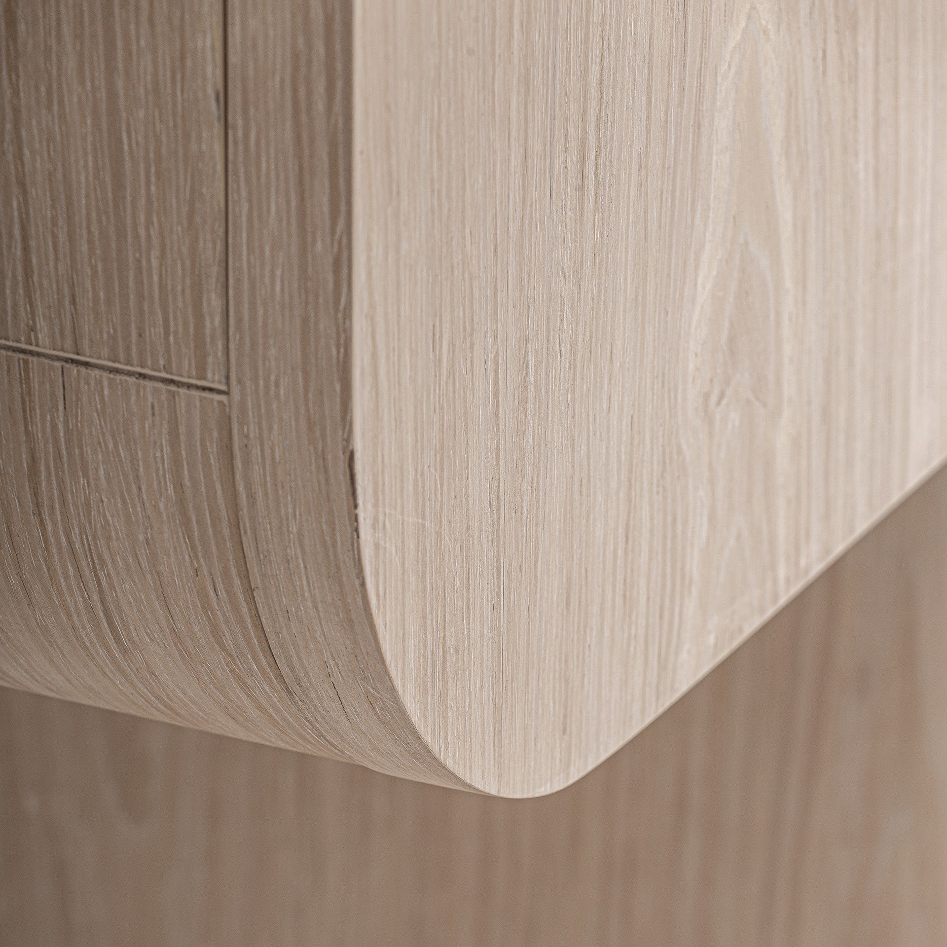 Kharj Art Deco -vaatekaappi - tammi ja kristalli