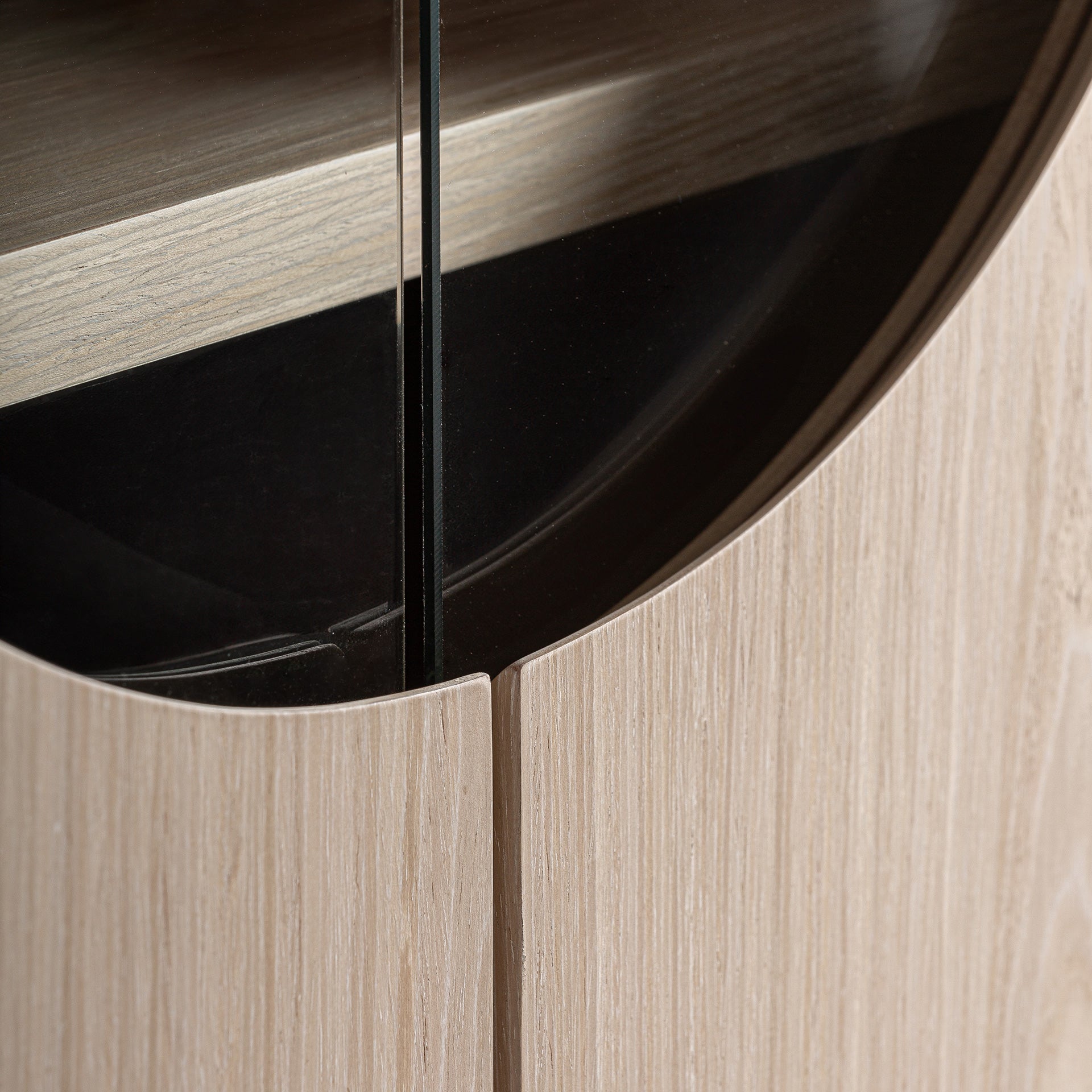 Kharj Art Deco -vaatekaappi - tammi ja kristalli