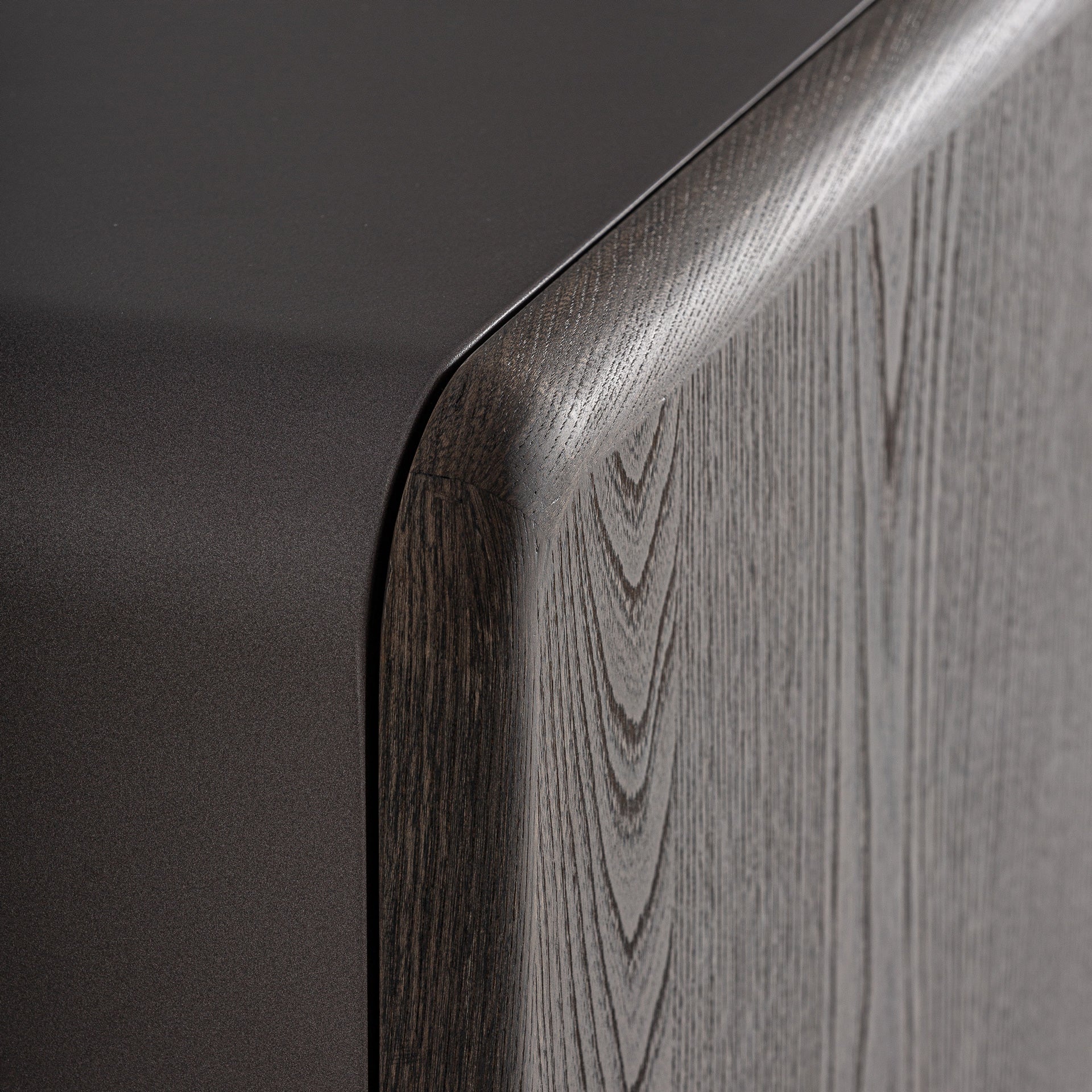 Pravia-senkki - moderni ruskea MDF-säilytyskaappi