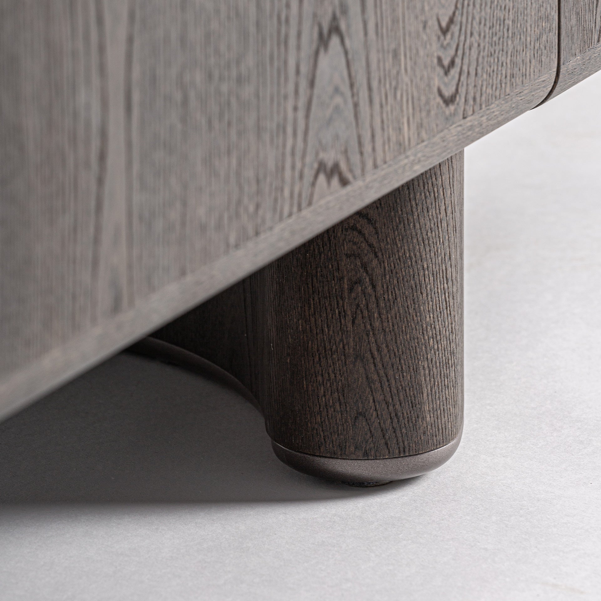 Pravia-senkki - moderni ruskea MDF-säilytyskaappi