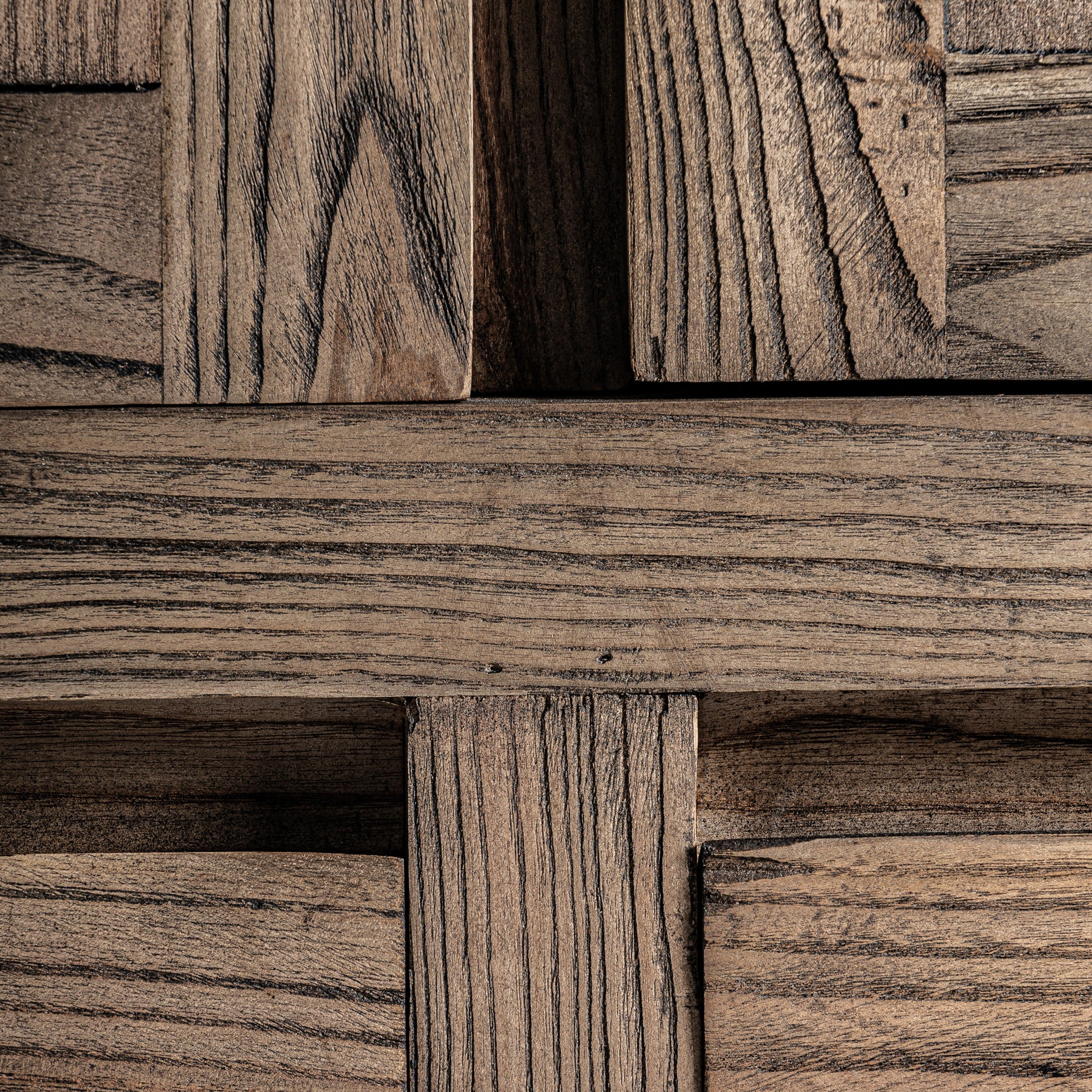 Thouars-maalaismainen jalavapuusta valmistettu vaatekaappi