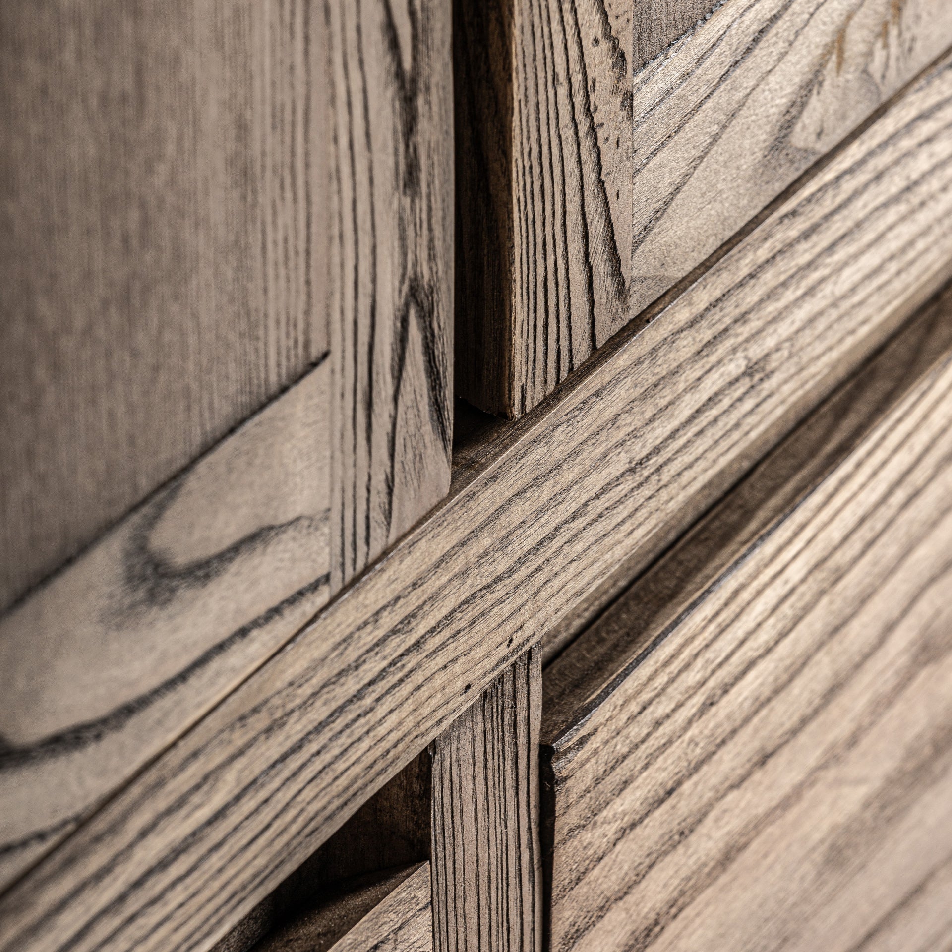 Thouars-maalaismainen jalavapuusta valmistettu vaatekaappi