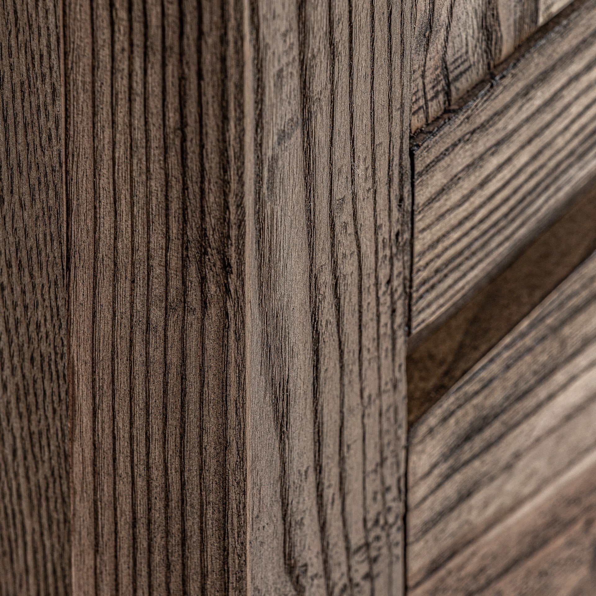 Thouars-maalaismainen jalavapuusta valmistettu vaatekaappi