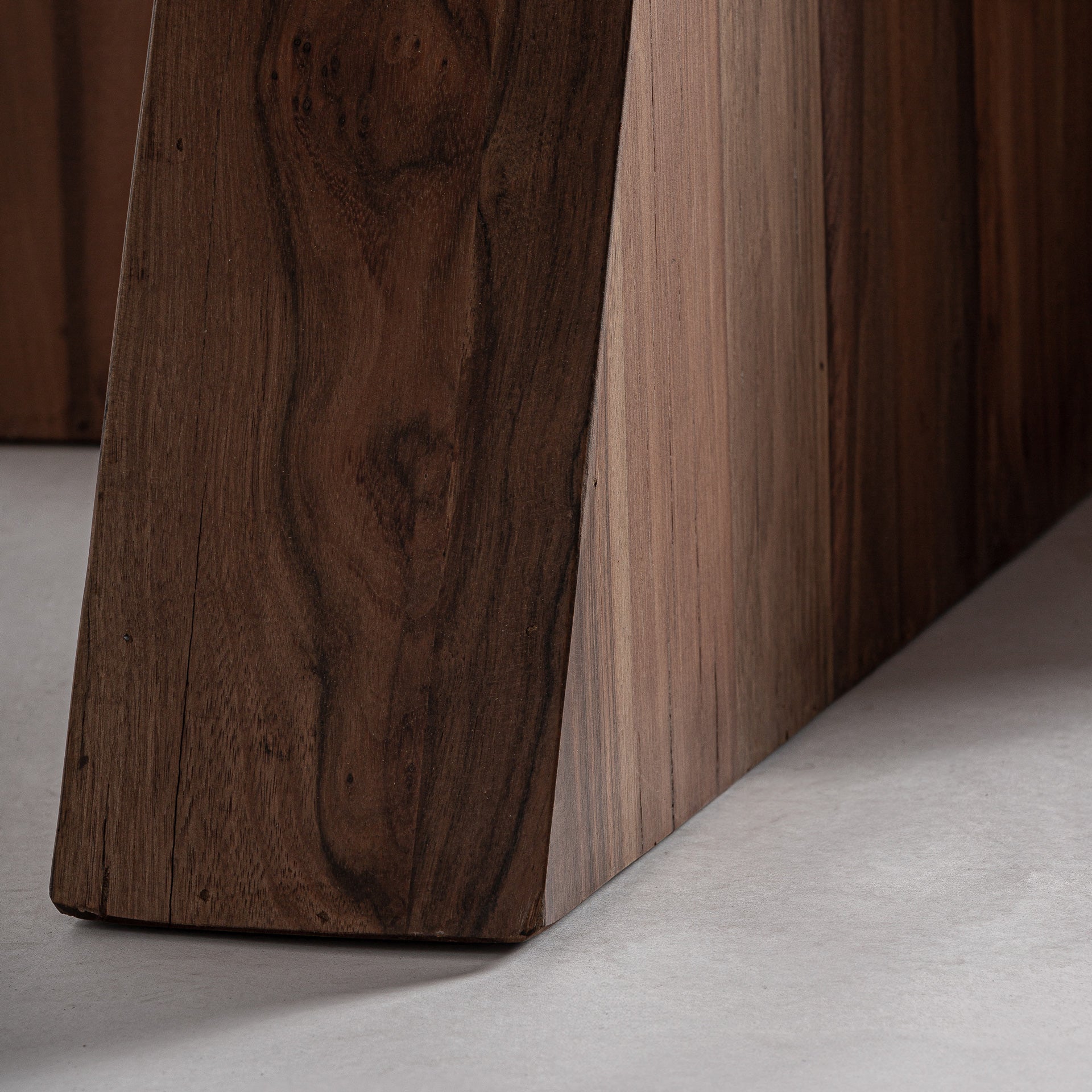 BRUTALISTINEN RUOKAPÖYTÄ