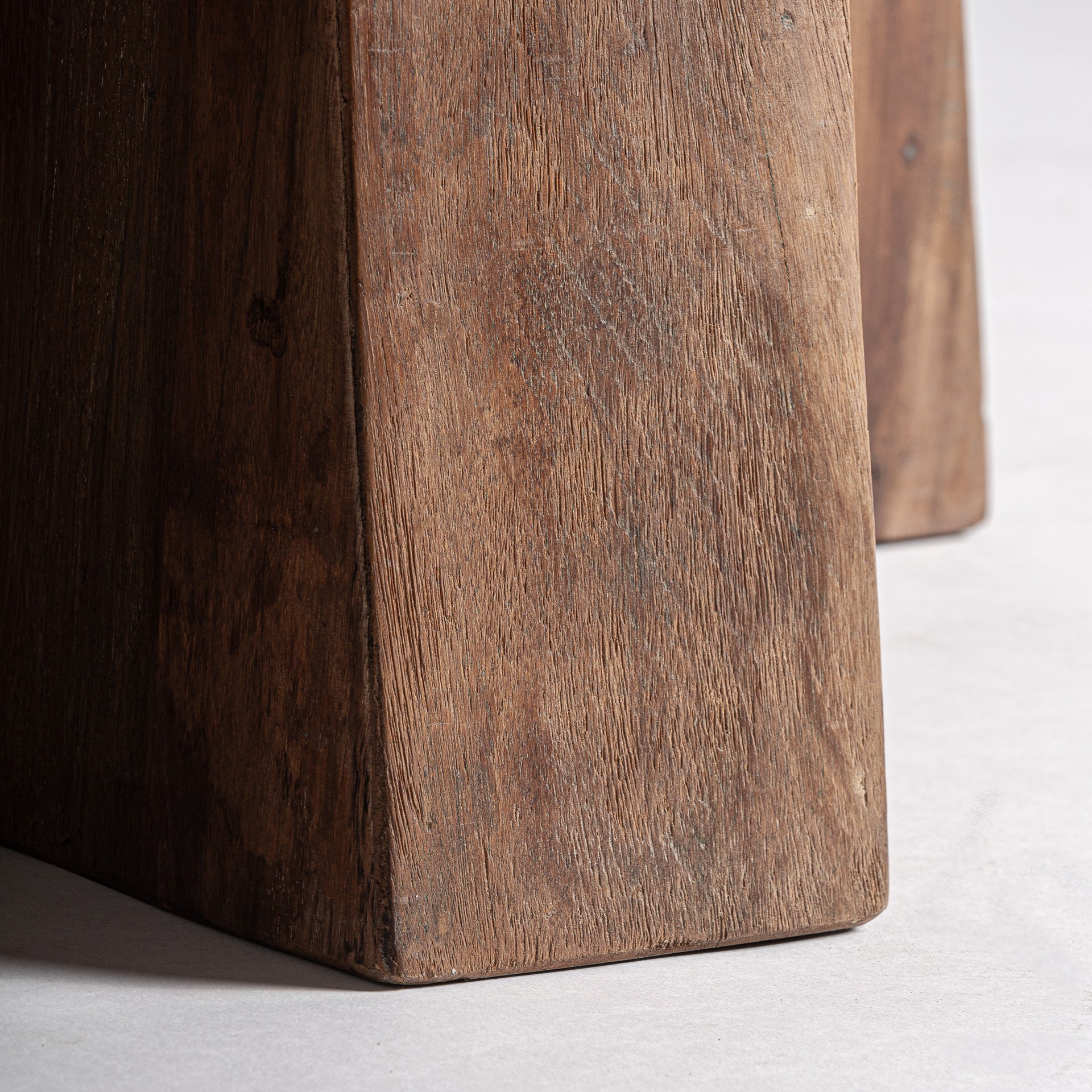 BRUTALISTINEN RUOKAPÖYTÄ