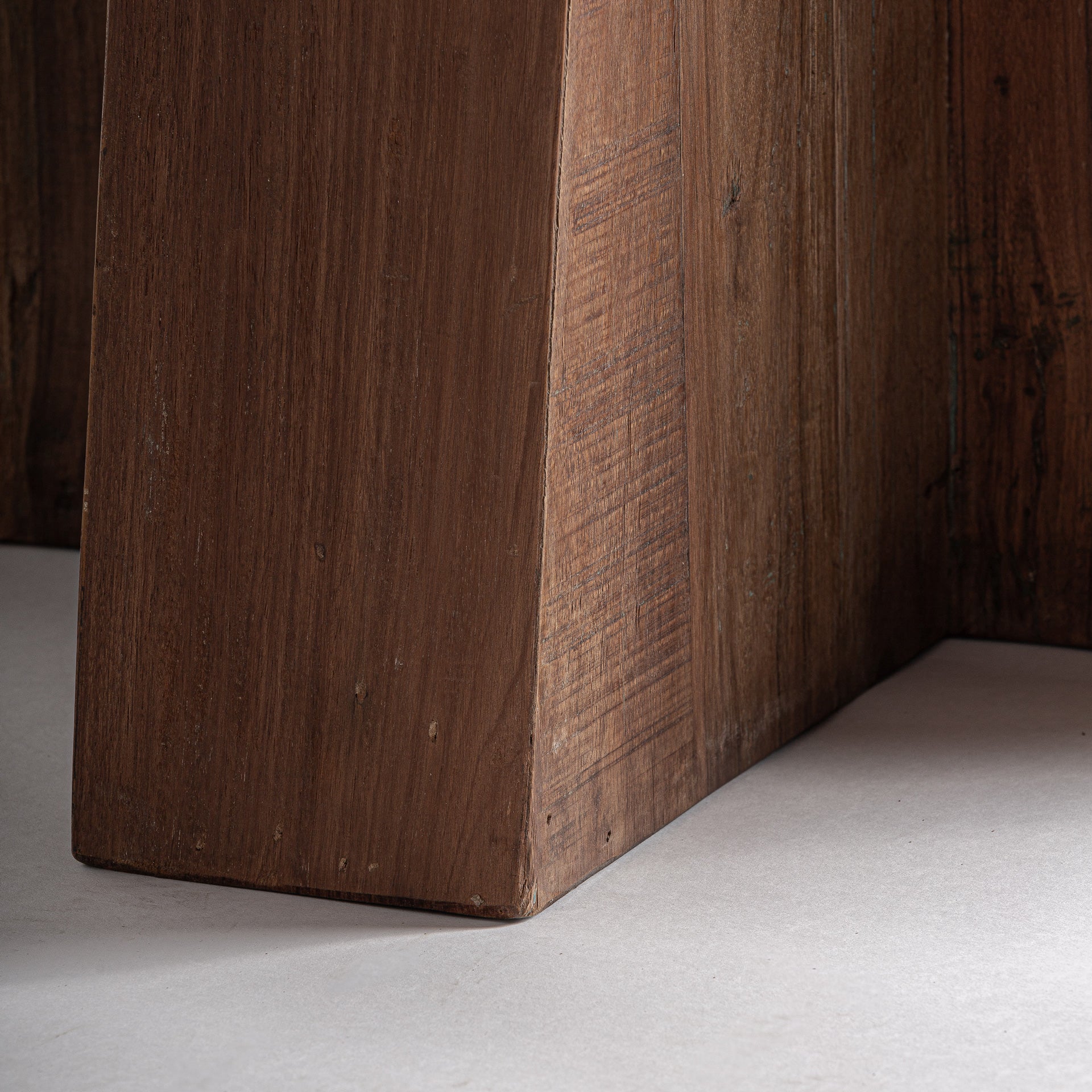 BRUTALISTINEN RUOKAPÖYTÄ