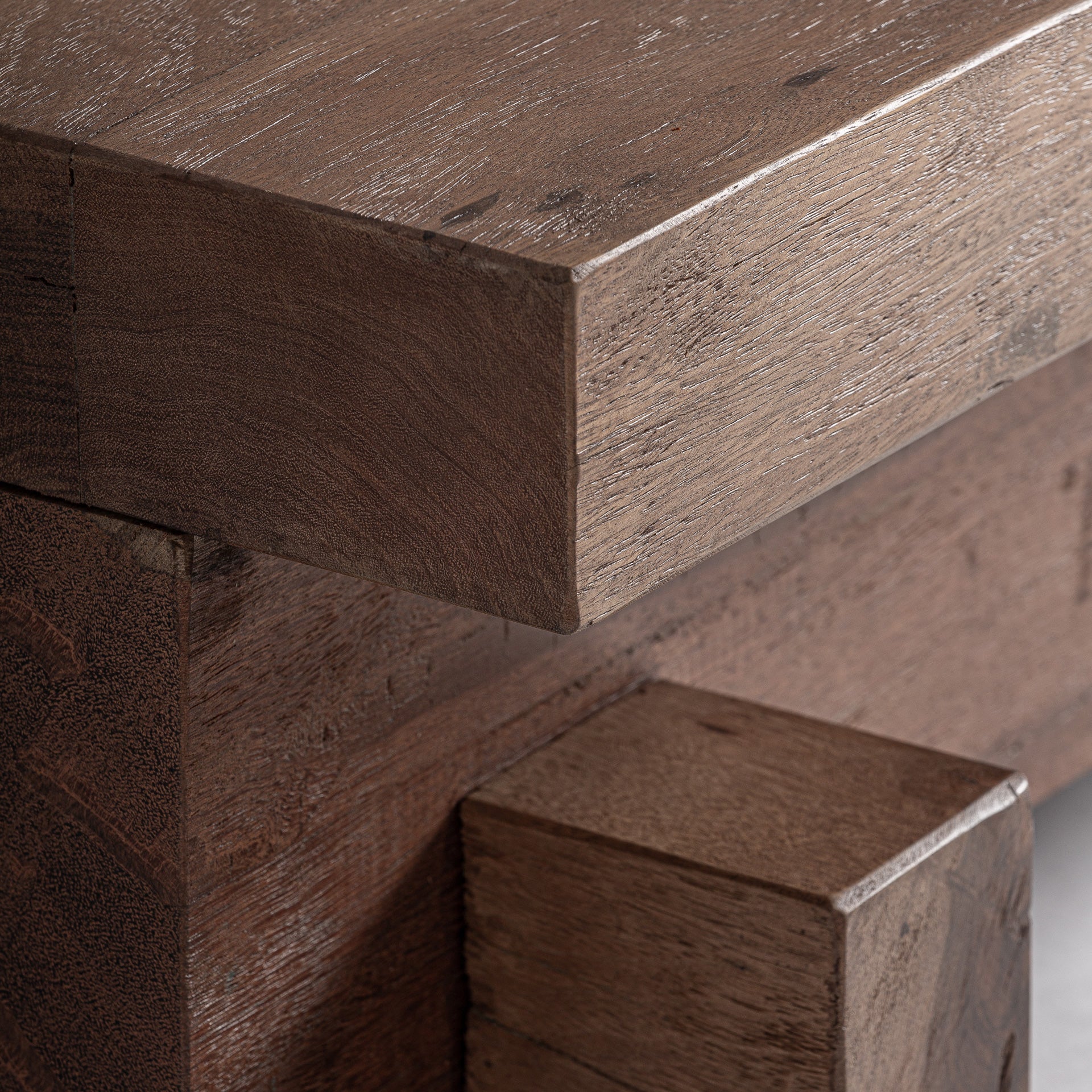 BRUTALIST-SOHVAPÖYTÄ