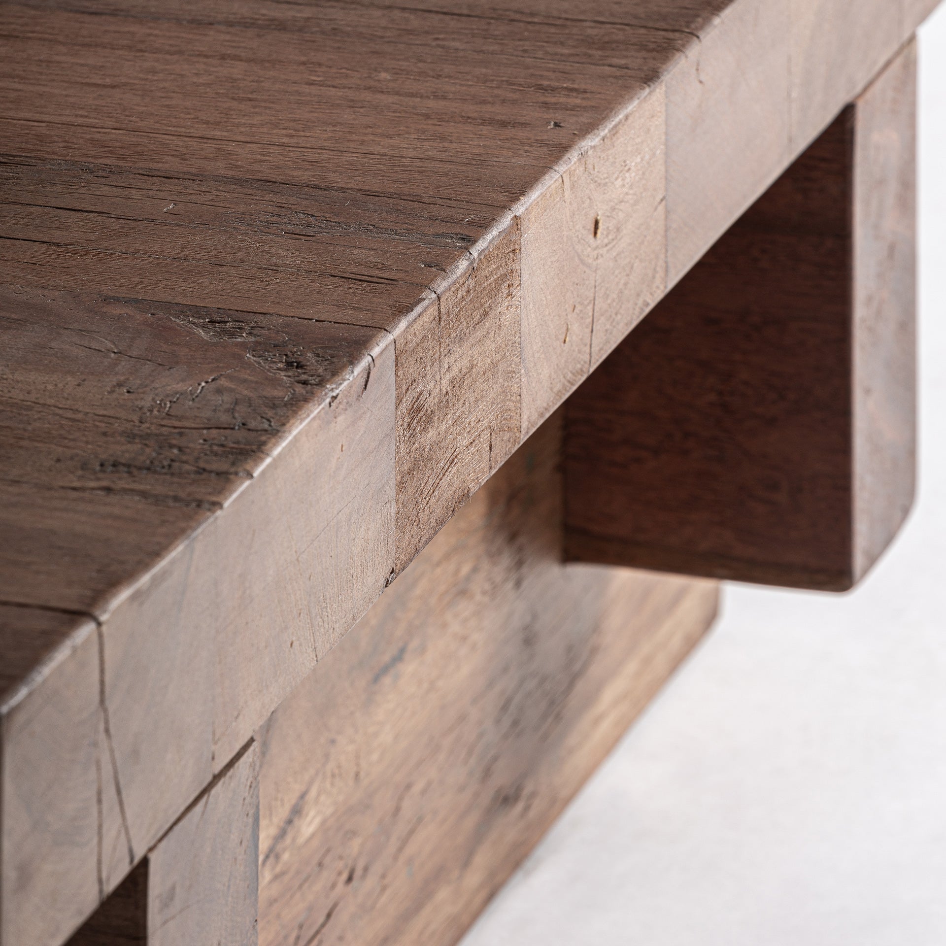 BRUTALIST-SOHVAPÖYTÄ