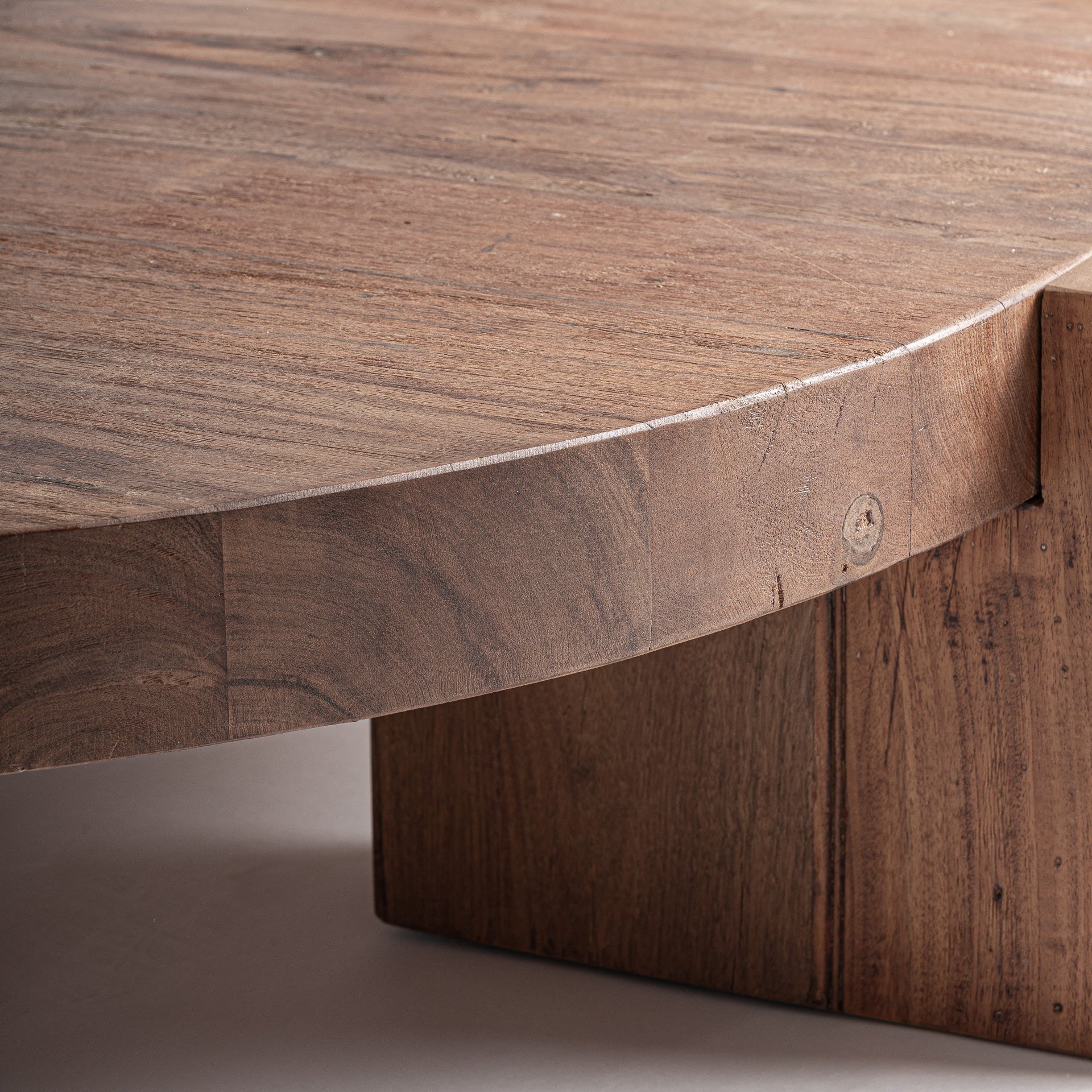 BRUTALIST-SOHVAPÖYTÄ