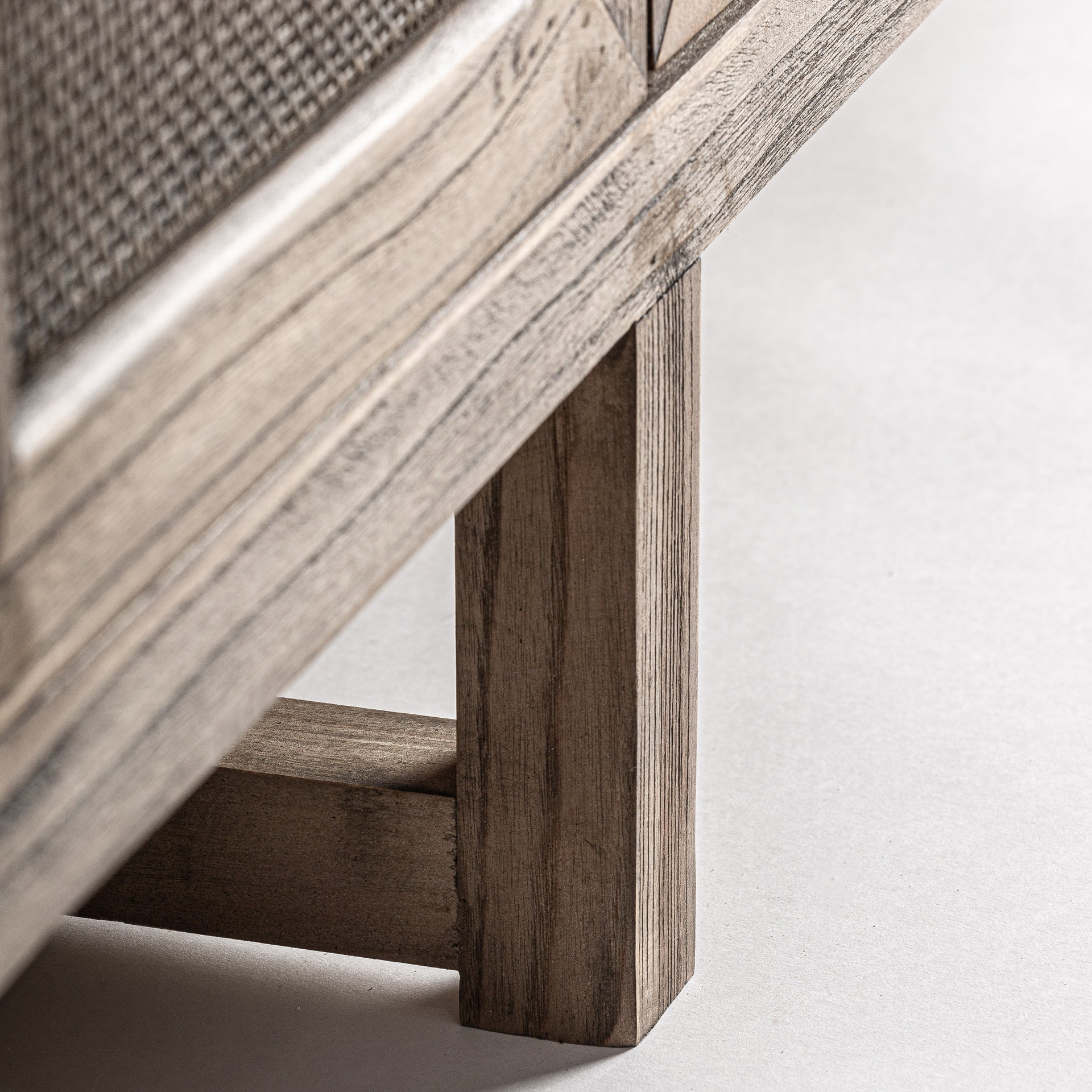 Byremo Contemporary TV-taso - Elm Wood