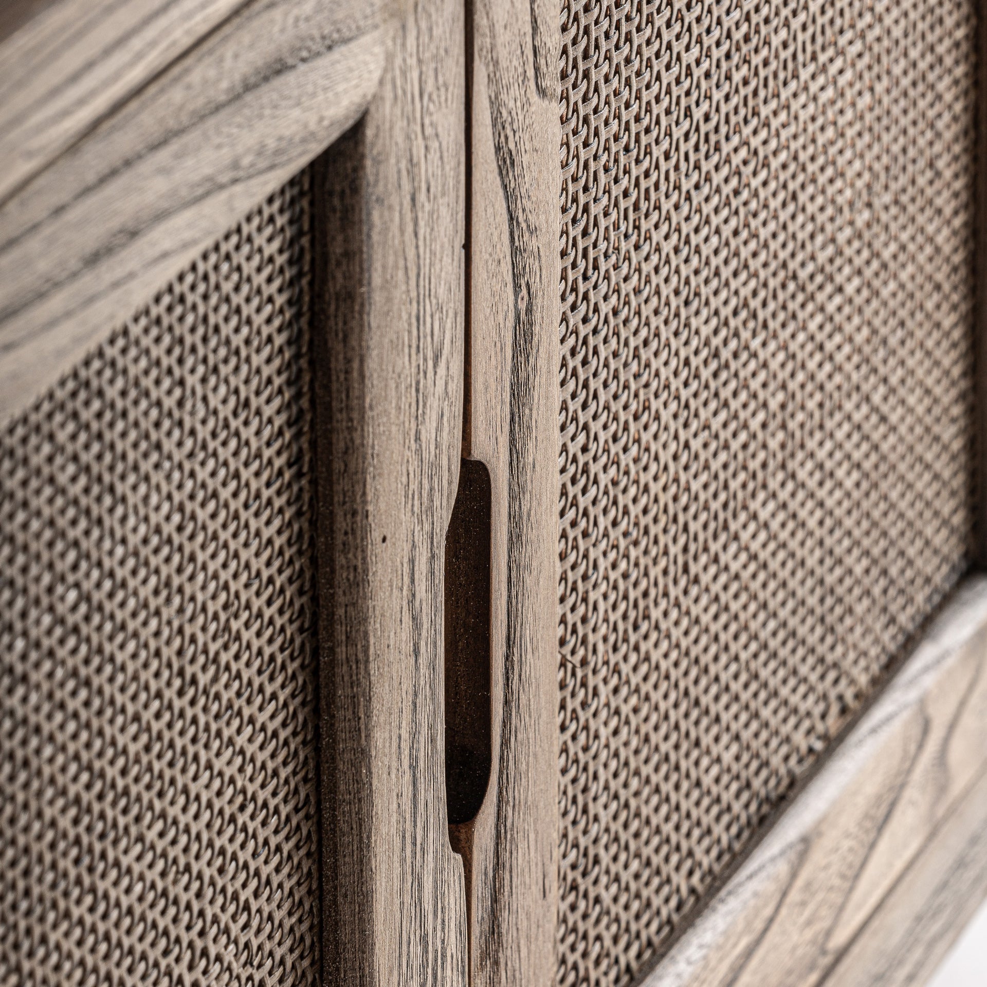 Byremo Contemporary TV-taso - Elm Wood