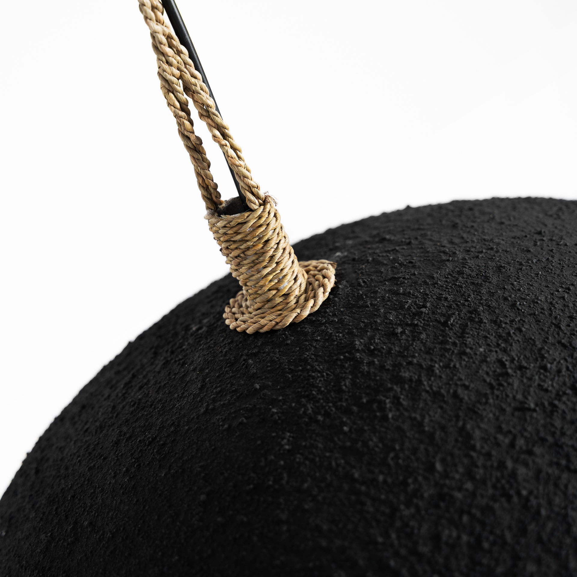 Gull Contemporary-kattovalaisin, musta hartsi ja kullanvärinen metalli