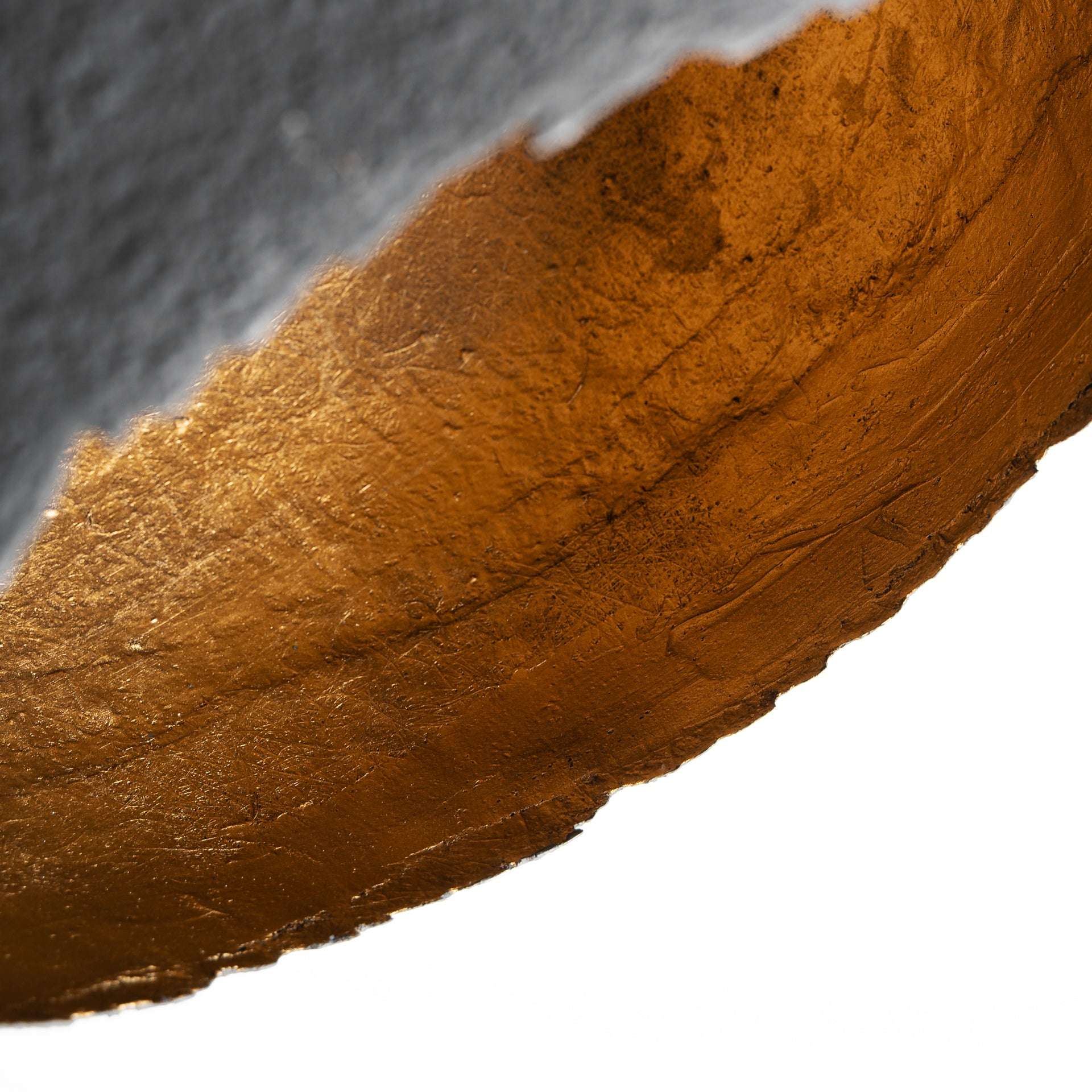 Gull Contemporary-kattovalaisin, musta hartsi ja kullanvärinen metalli