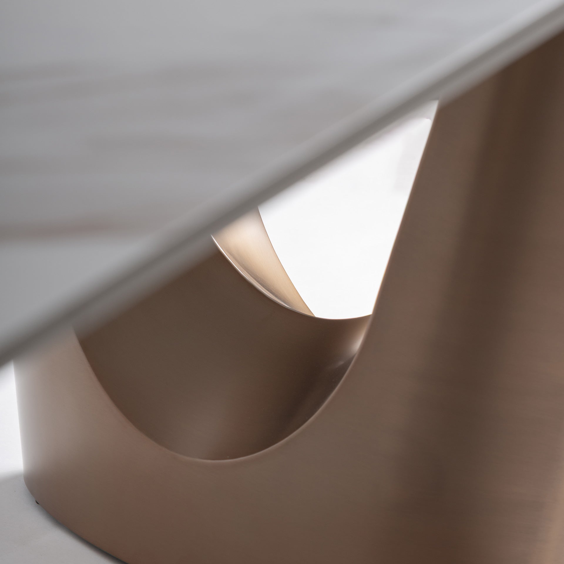 LEDAT DINING TABLE