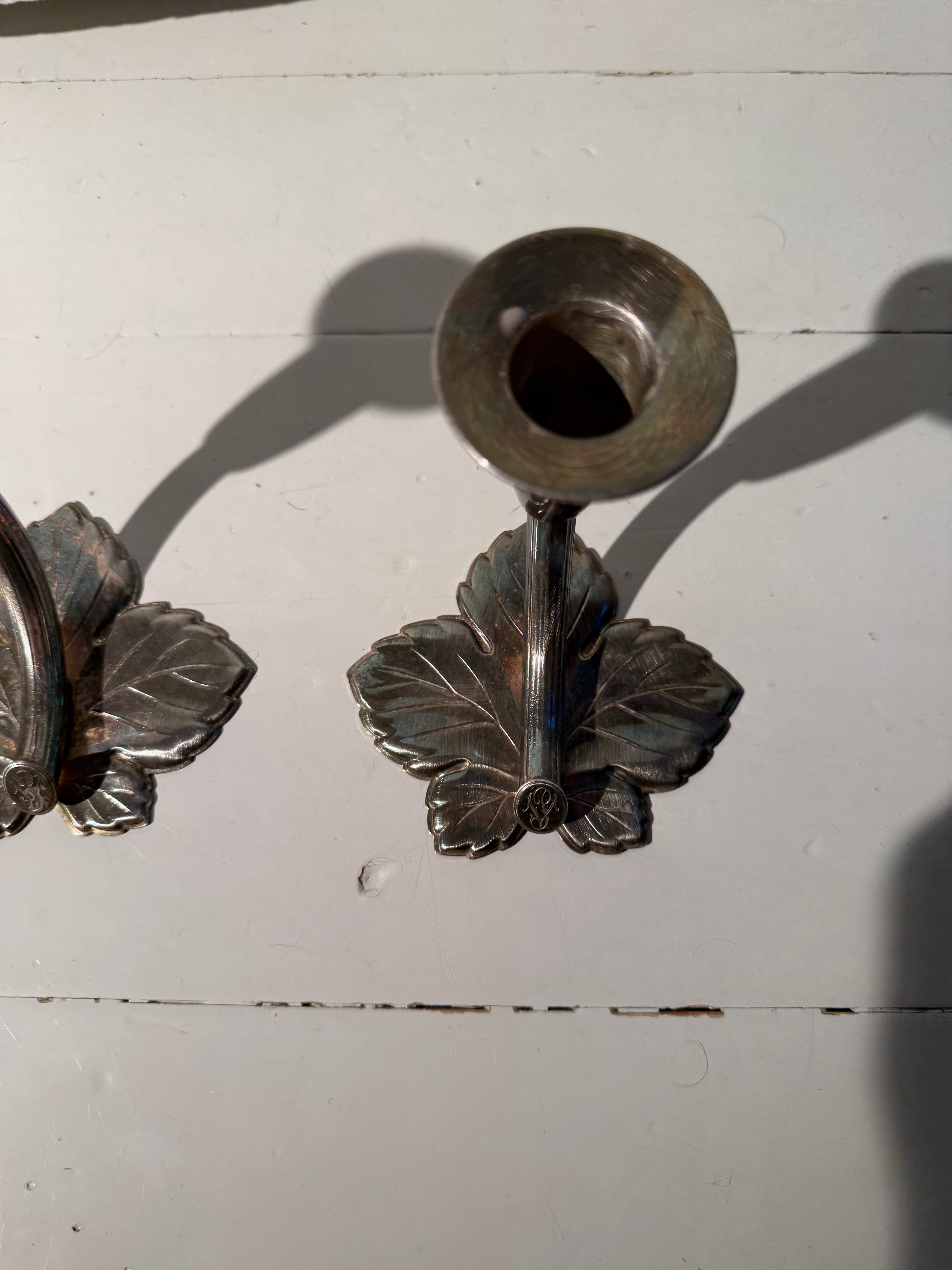Suomalaiset vintagekynttilänjalat, 2 kpl – alpakkahopeaa, 10,2 cm