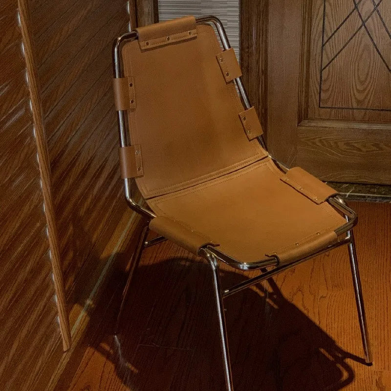 LuxeForge-nahkainen koristetuoli