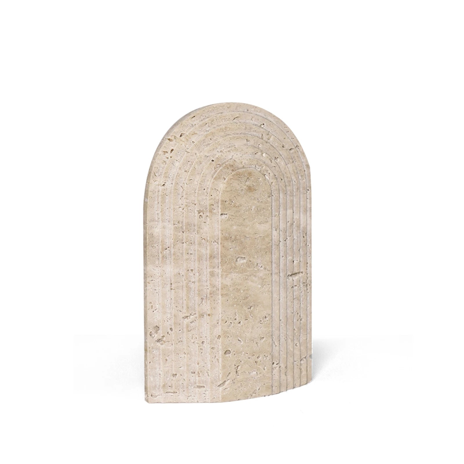 Travertiinista veistetty kuviointi geometrisia koristeita