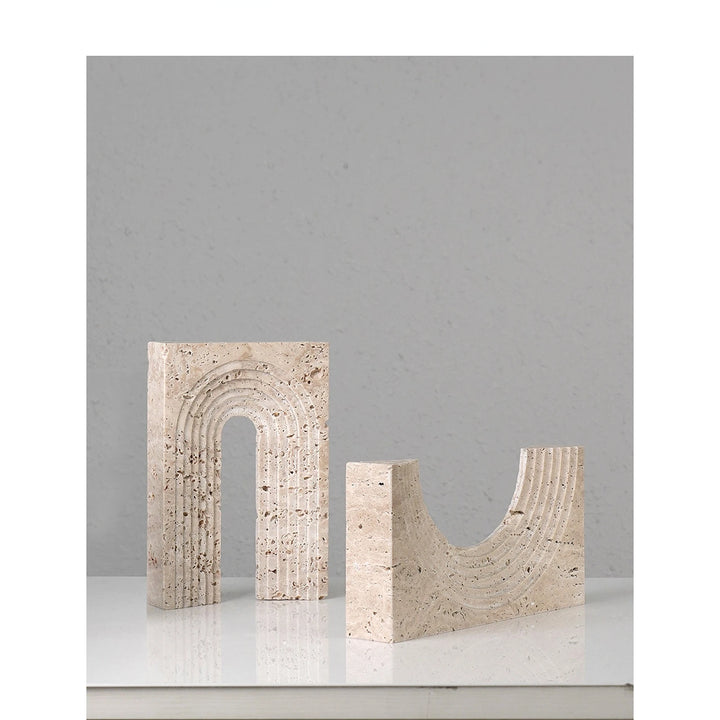 Travertiinista veistetty kuviointi geometrisia koristeita